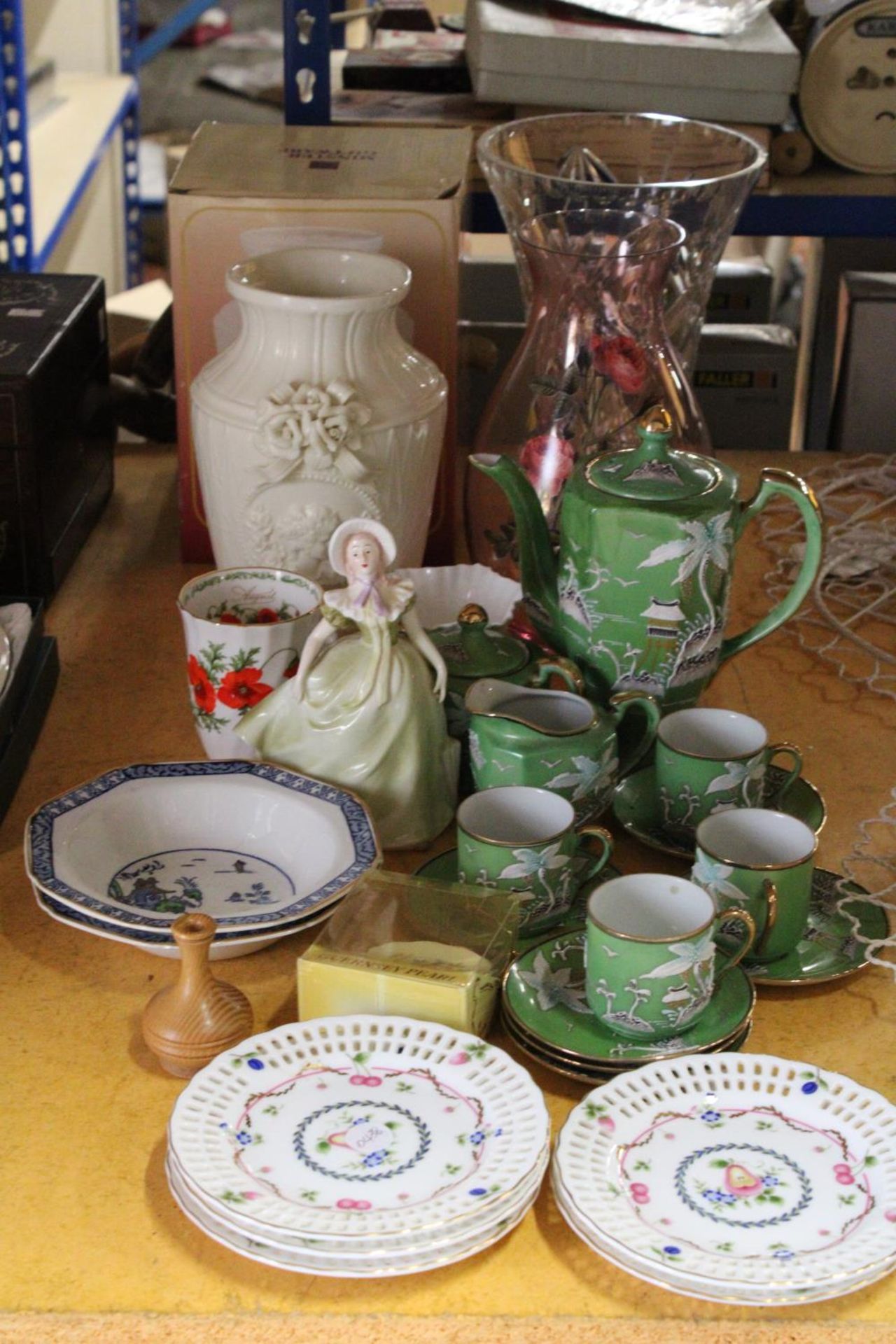 A MIXED LOT TO INCLUDE A GREEN ORIENTAL TEASET, INCLUDING A COFFEE POT, CREAM JUG, SUGAR BOWL,