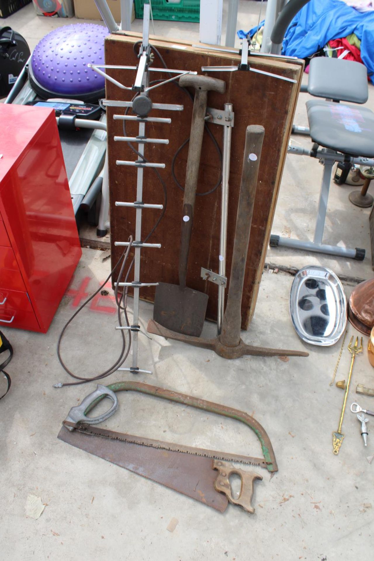 AN ASSORTMENT OF ITEMS TO INCLUDE A PASTING TABLE, SAWS AND A SPADE ETC