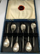 A SET OF SIX SILVER HALLMARKED SHEFFIELD DECO STYLE TEASPOONS IN A PRESENTATION BOX
