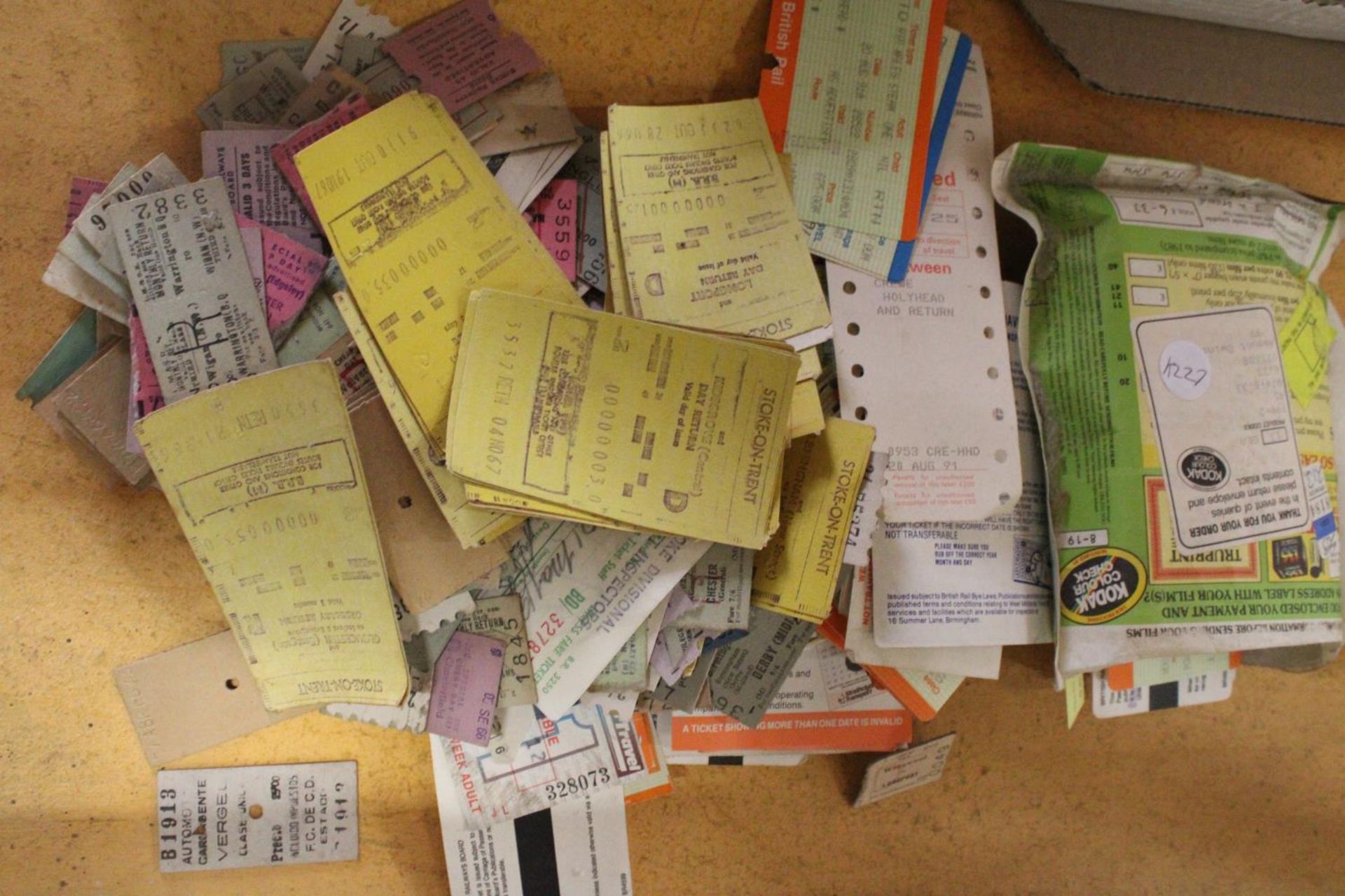 A LARGE COLLECTION OF VINTAGE BUS AND RAIL TICKETS - Image 4 of 4