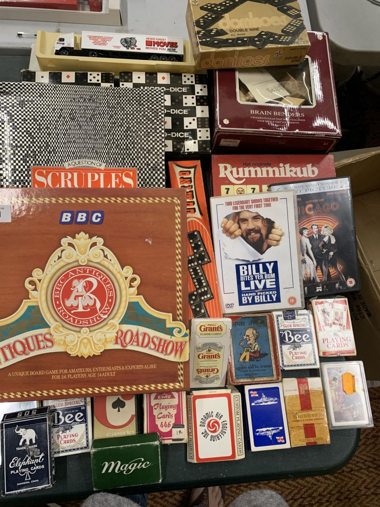 A QUANTITY OF MODERN AND VINTAGE GAMES TO INCLUDE HAPPY FAMILIES, SCRUPLES, DOMINOES, CARDS ETC