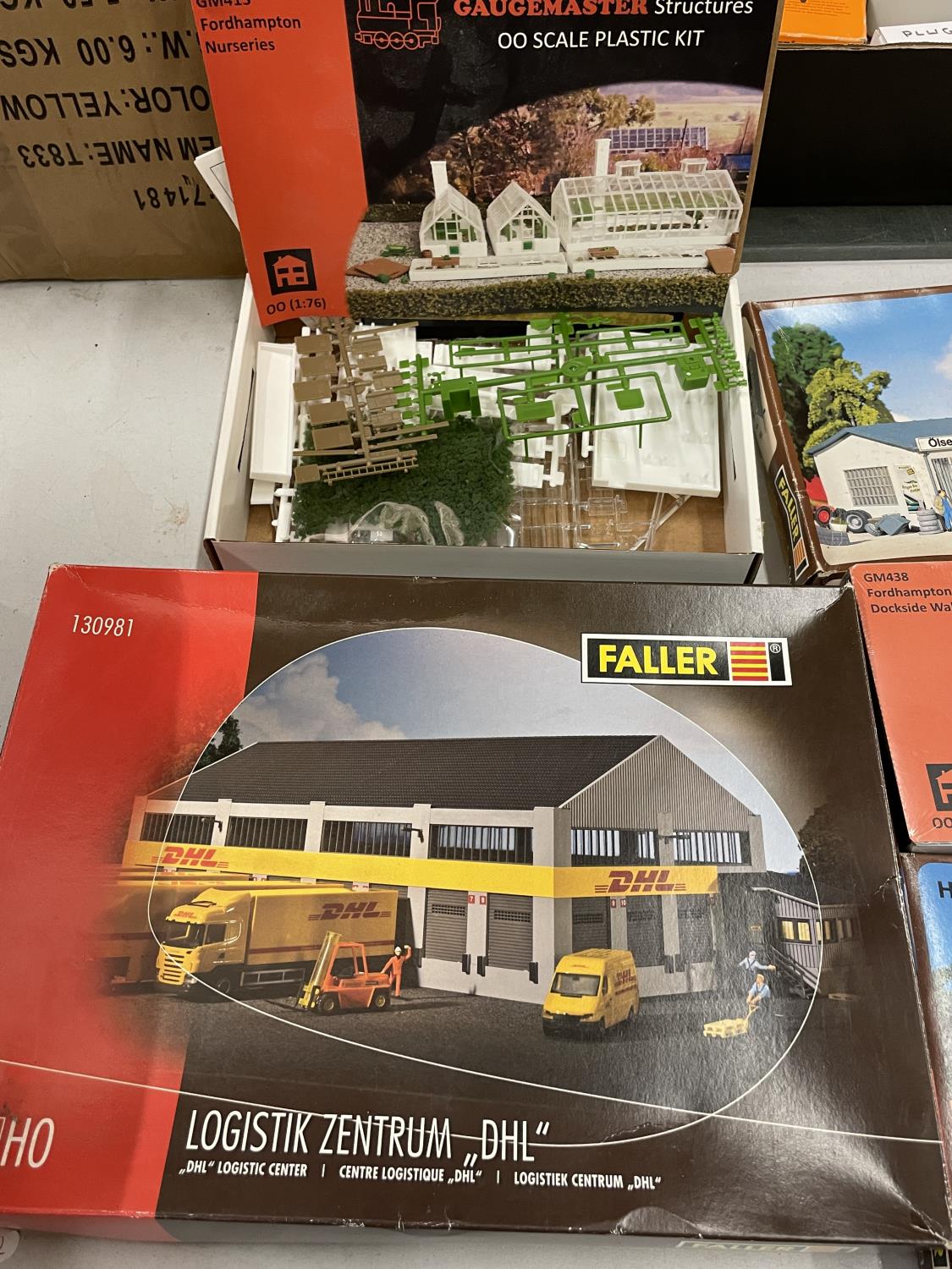 FIVE BOXED FALLER MODEL BUILDINGS AND DOCKSIDE WALLING MODEL - Bild 2 aus 3