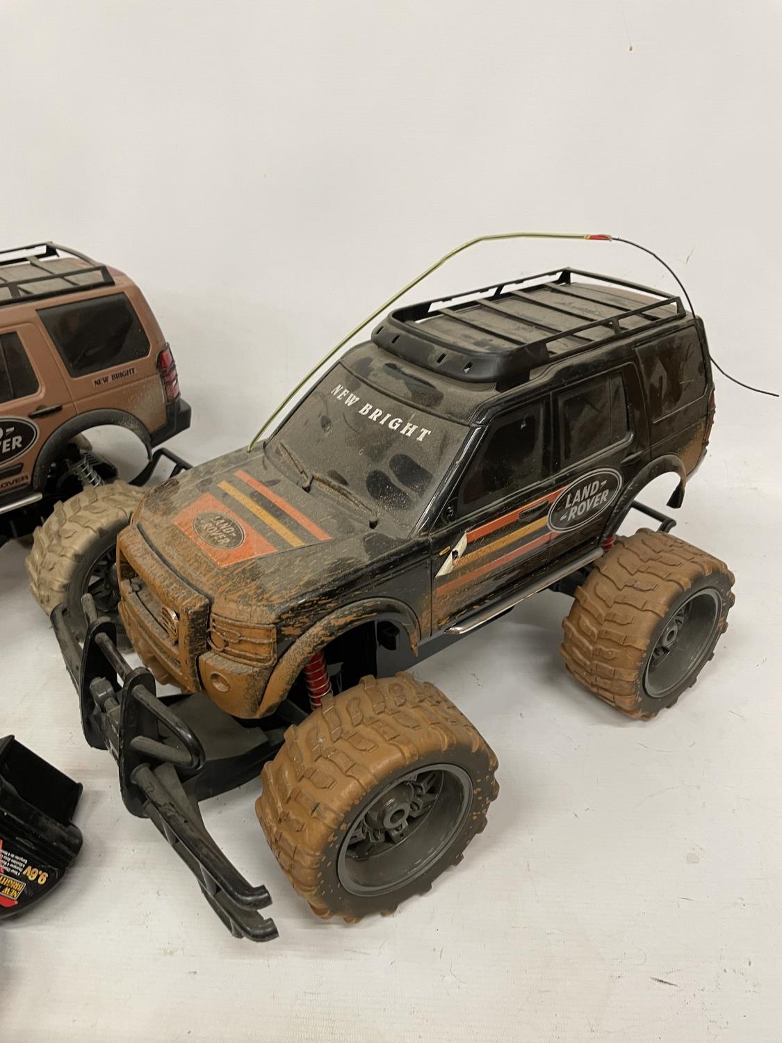 TWO REMOTE CONTROL LANDROVERS WITH BATTERIES, CHARGERS AND ONE REMOTE CONTROL, IN WORKING ORDER - Image 3 of 6