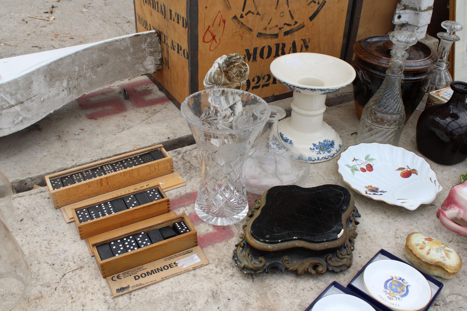 AN ASSORTMENT OF ITEMS TO INCLUDE CERAMICS, DOMINOES AND GLASS DECANTORS ETC - Bild 2 aus 4