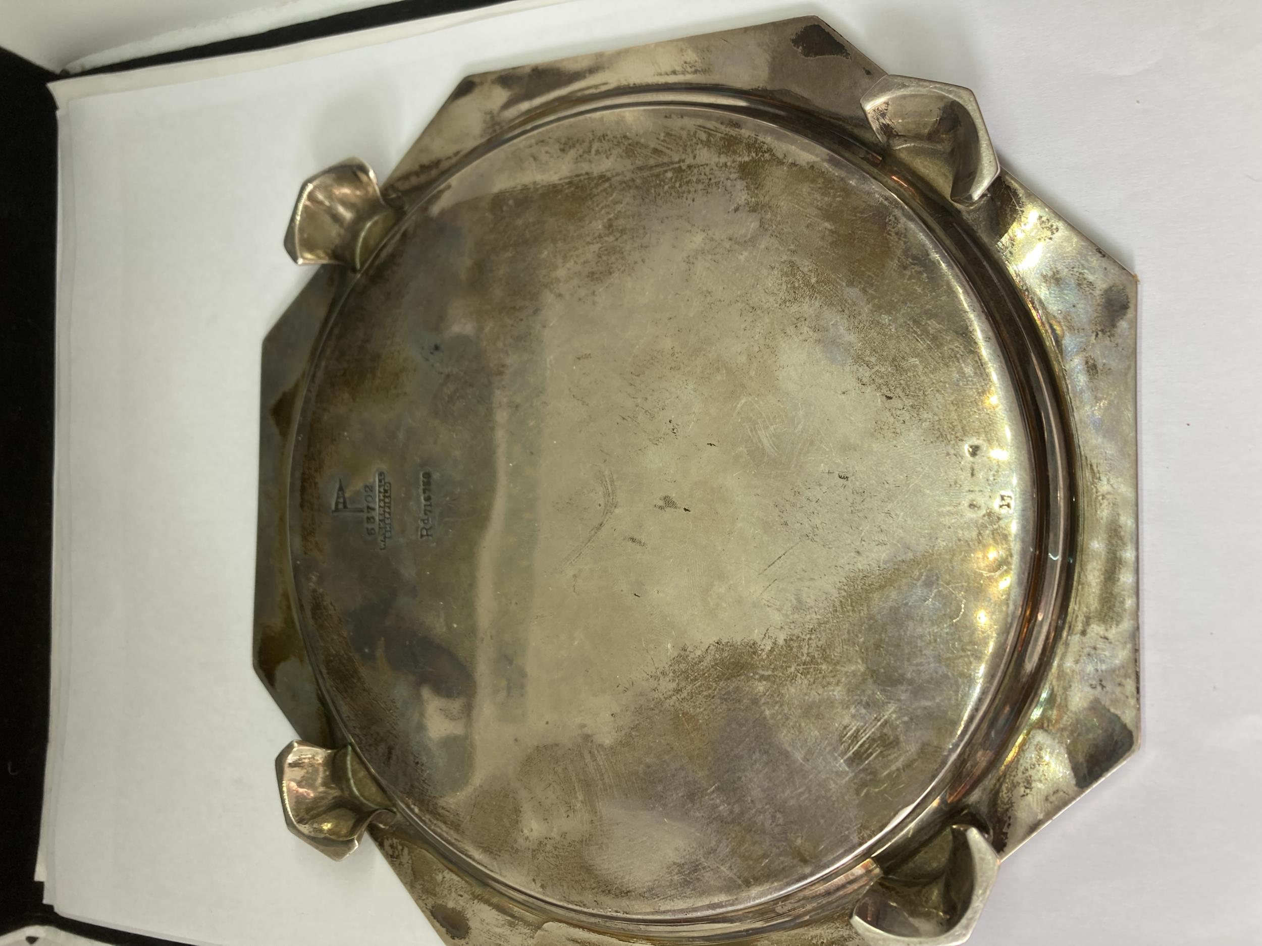 A WALKER AND HALL HALLMARKED SHEFFIELD SILVER SALVER ON FOUR DECORATIVE FEET GROSS WEIGHT 334 GRAMS - Image 3 of 5