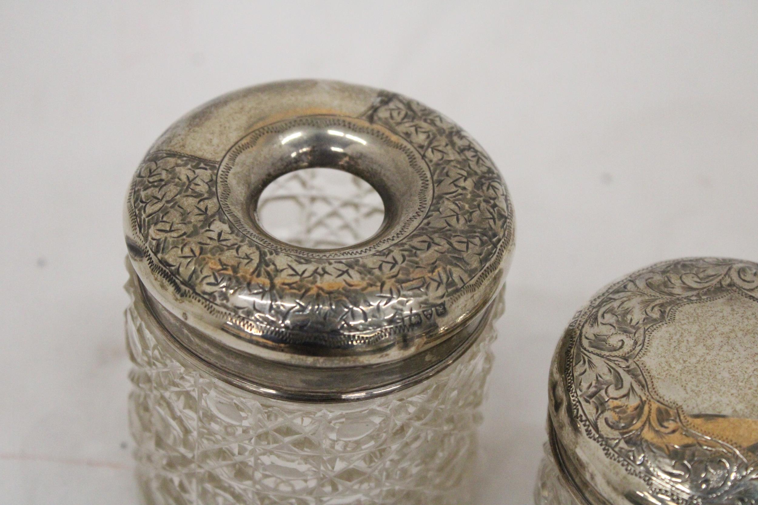 A STERLING SILVER TOP HAIR PIN JAR TOGETHER WITH A SILVER TOPPED COCKTAIL STICK HOLDER - Image 4 of 6