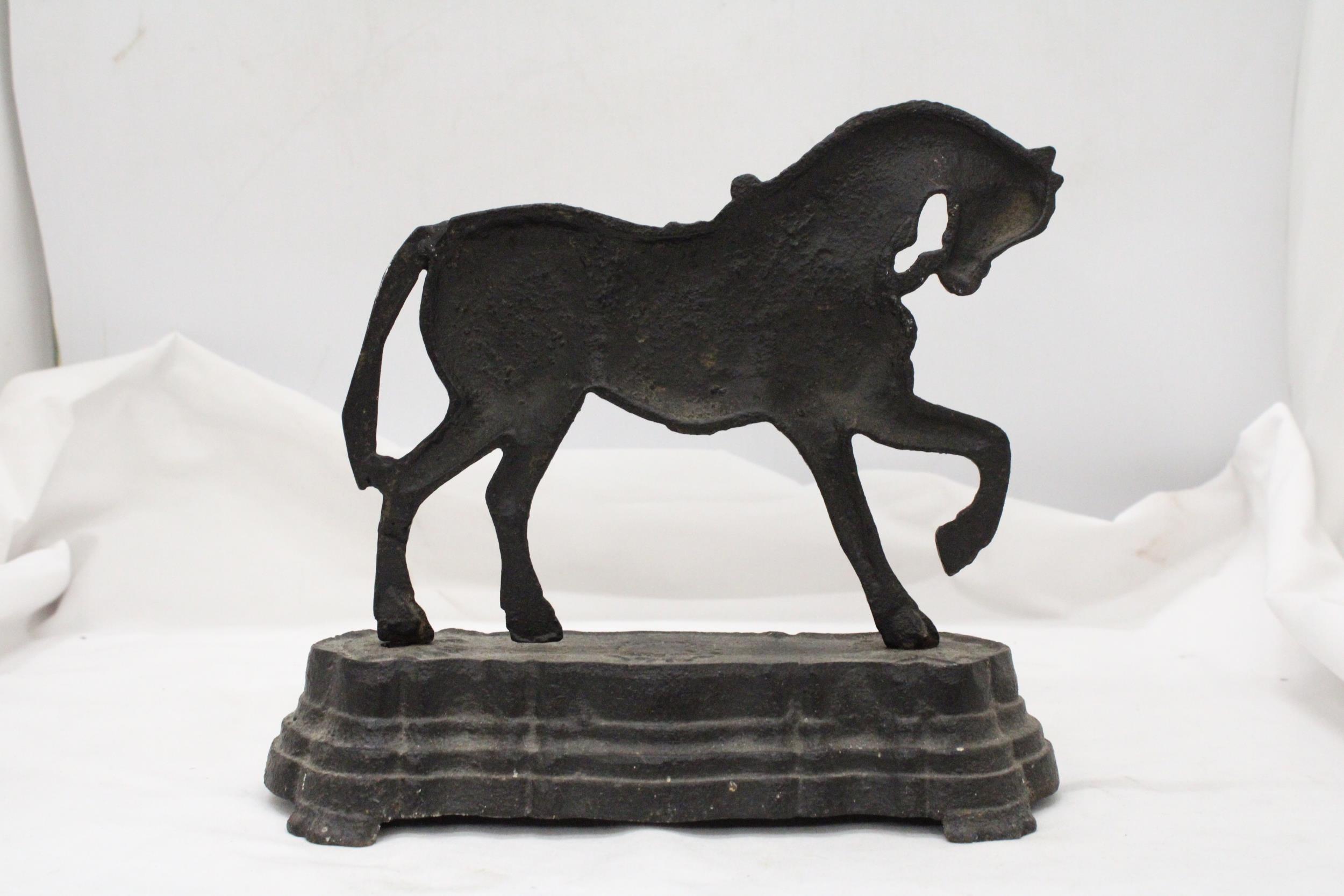 A VICTORIAN BLACK CAST IRON HORSE DOOR STOP - APPROXIMATELY 23CM X 23CM - Image 4 of 5