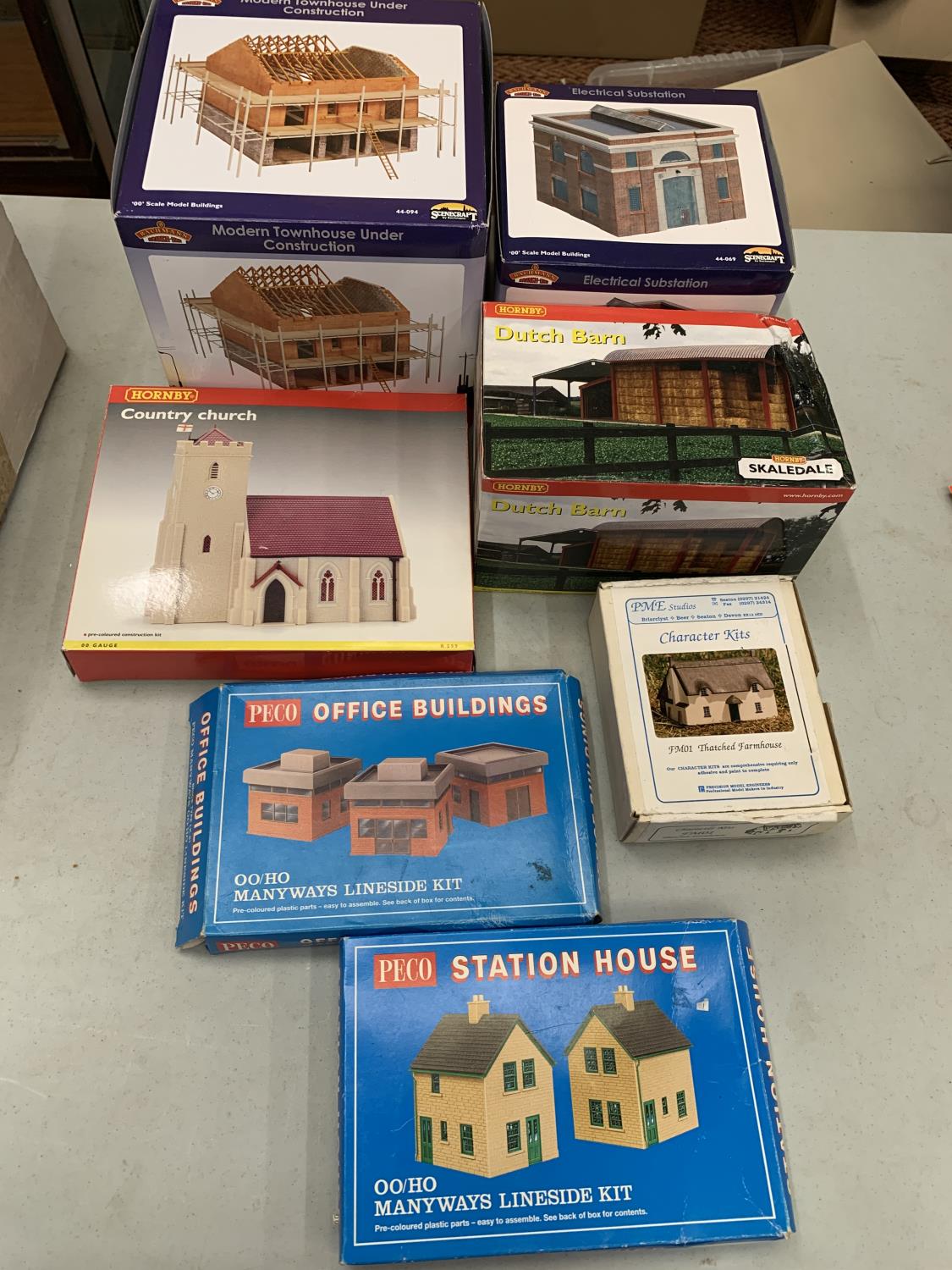 SEVEN BOXED MODEL BUILDING KITS TO INCLUDE HORNBY, BACHMANN AND PECO