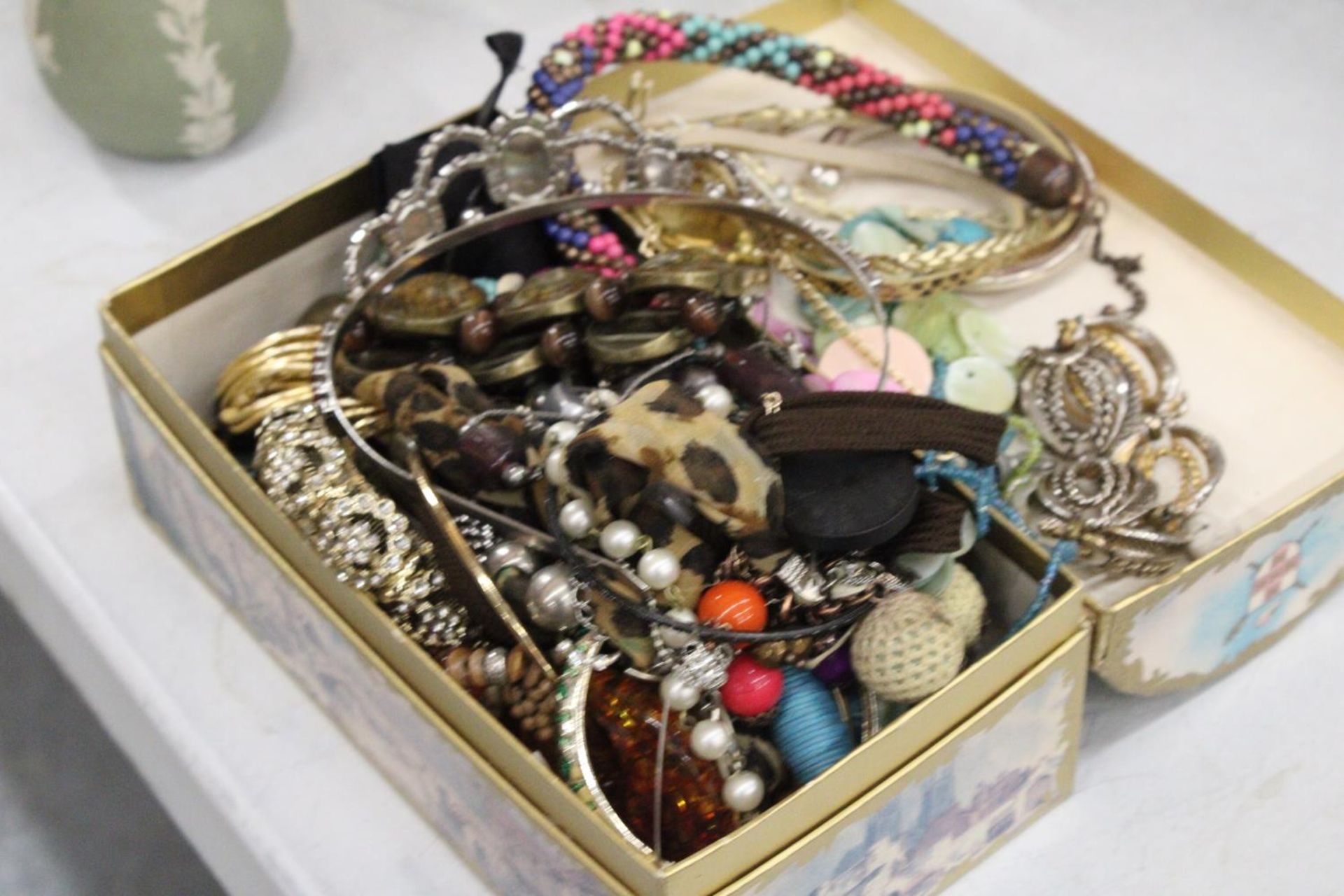 A QUANTITY OF COSTUME JEWELLERY TO INCLUDE NECKLACES, EARRINGS, BANGLES, ETC, IN A DOMED BOX - Image 4 of 5