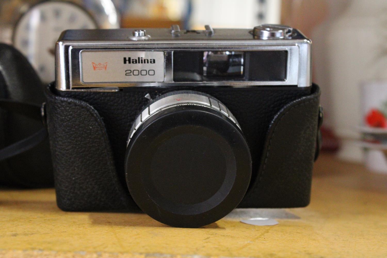 A VINTAGE HALINA 2000 CAMERA, SMALL DOMED ANNIVERSARY CLOCK, MIRRORED BOX, WALL PLAQUE, ETC - Image 2 of 5