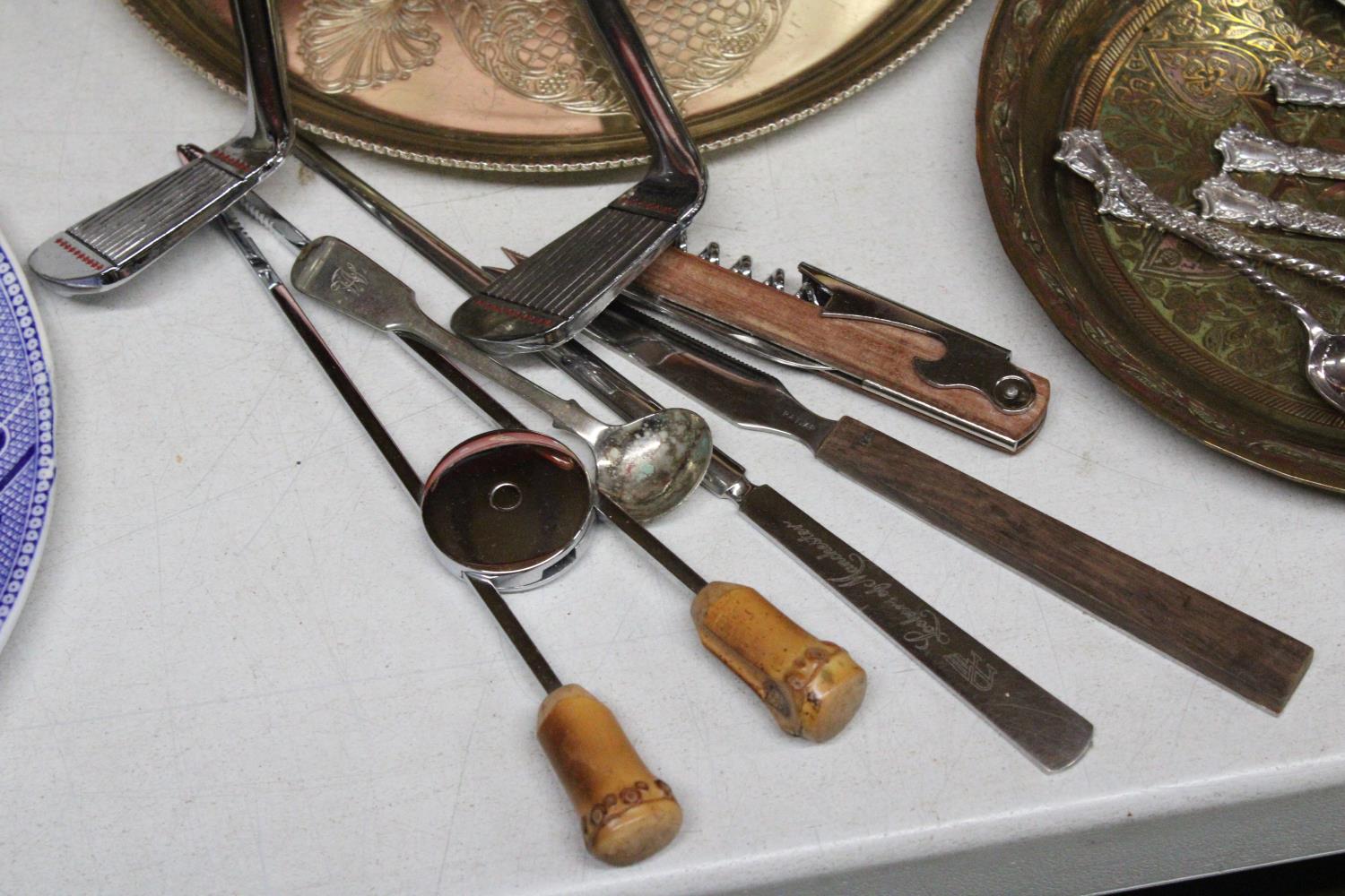 A MIXED LOT OF SILVER PLATE TO INCLUDE TWO TRAYS, A NOVELTY GOLF CLUB BOTTLE OPENER AND SPOON PLUS A - Image 3 of 4