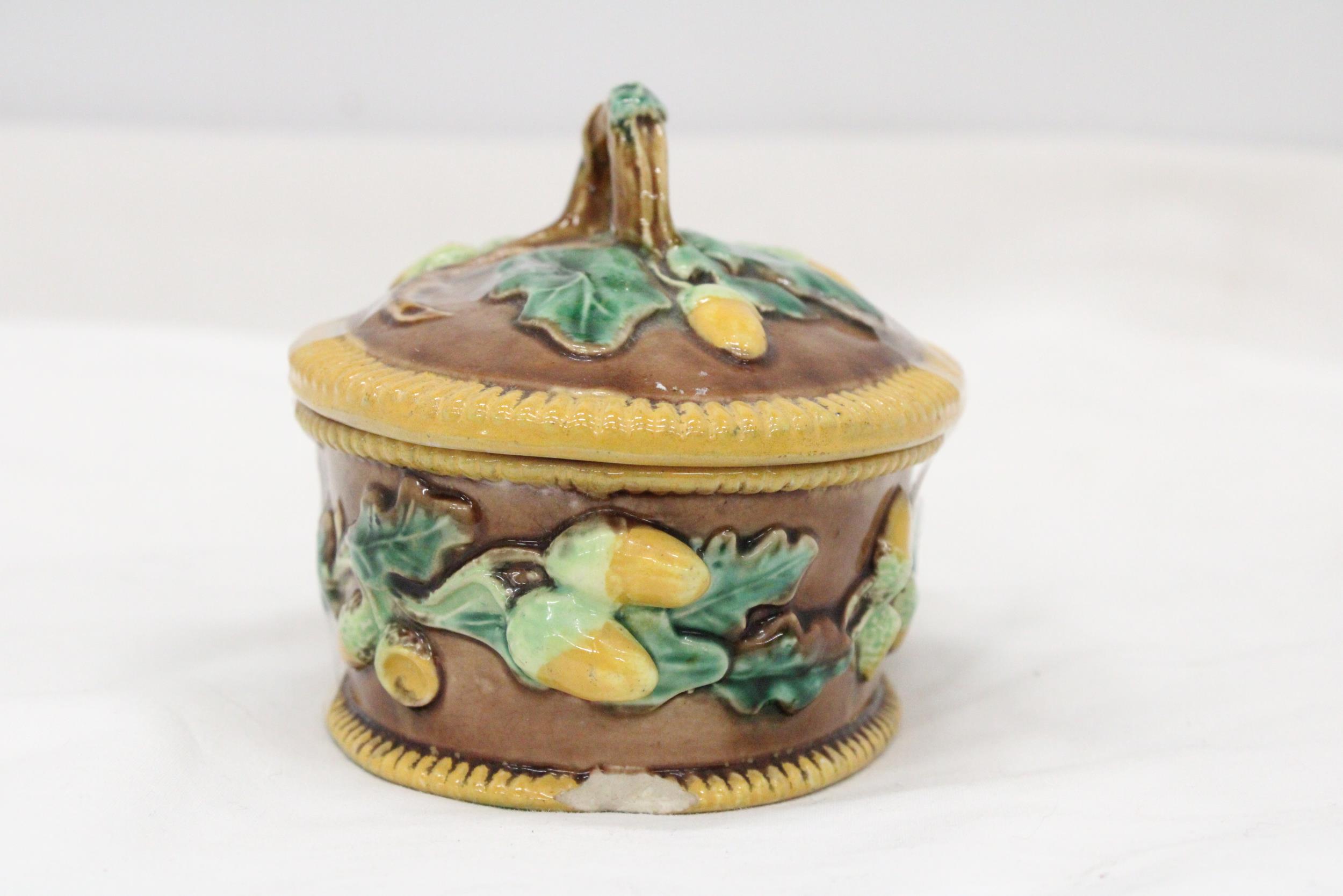 A MAJOLICA, OVAL, LIDDED POT, WITH OAK LEAF AND ACORN DECORATION - Image 5 of 6