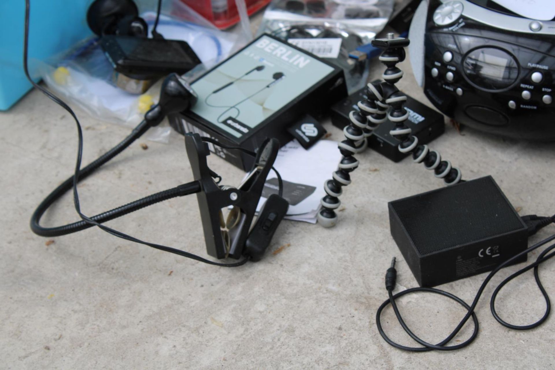 AN ASSORTMENT OF ITEMS TO INCLUDE COMPUTER SPEAKERS, A RADIO AND CAMERA STANDS ETC - Image 5 of 5