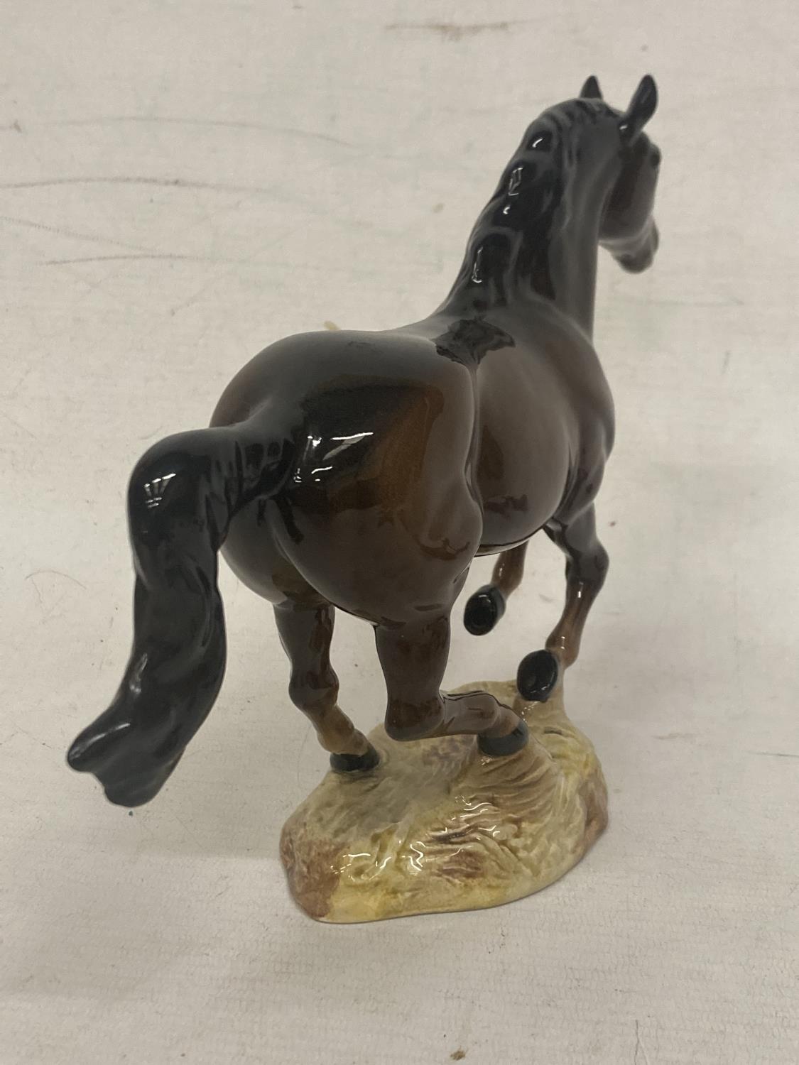 A RARE BESWICK GALLOPING BROWN HORSE BAY HORSE MODEL NO. 1374 - Image 4 of 5