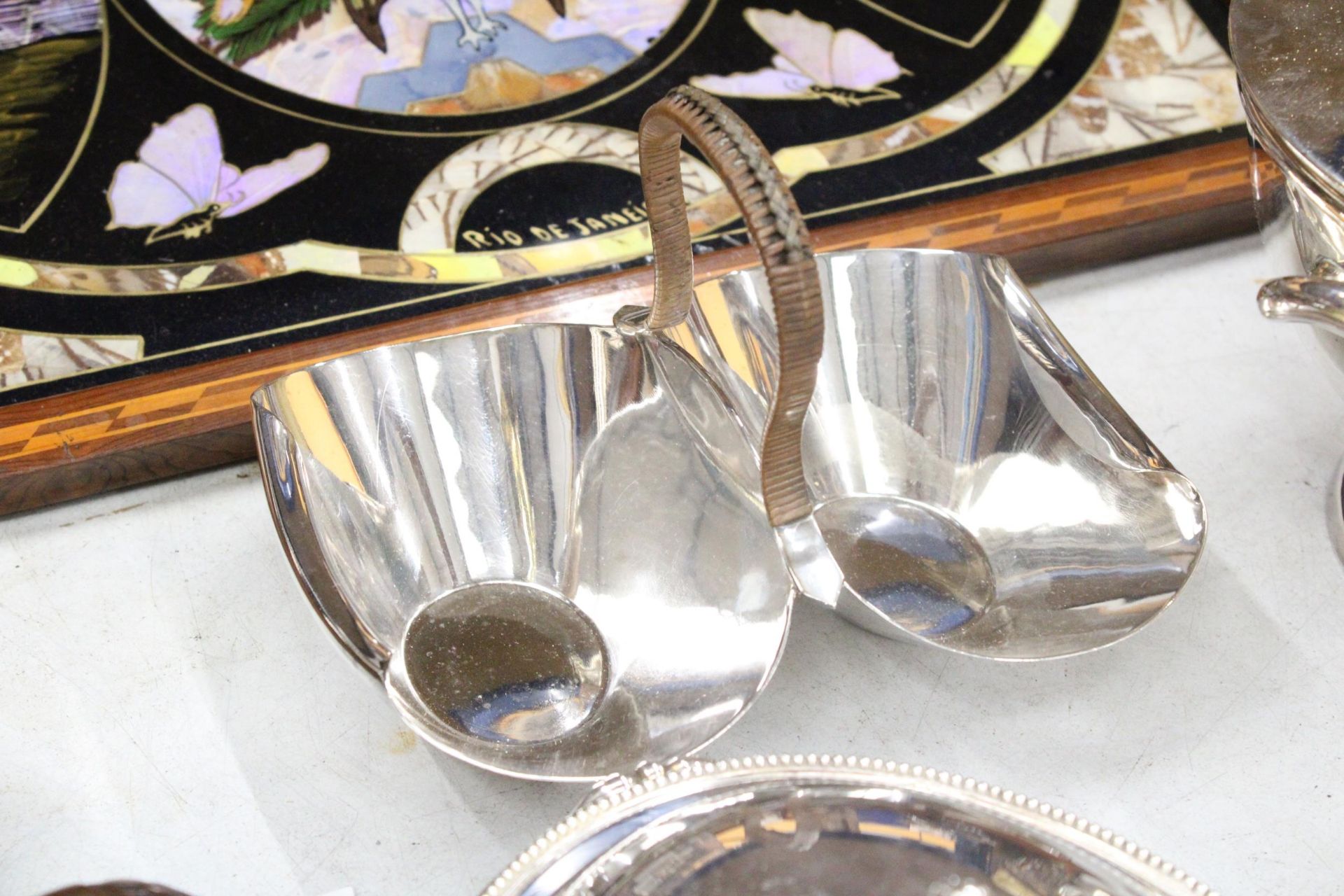 A QUANTITY OF SILVER PLATED ITEMS TO INCLUDE A SOUP TUREEN WITH LADEL, THREE LIDDED SERVING DISHES - Image 6 of 7