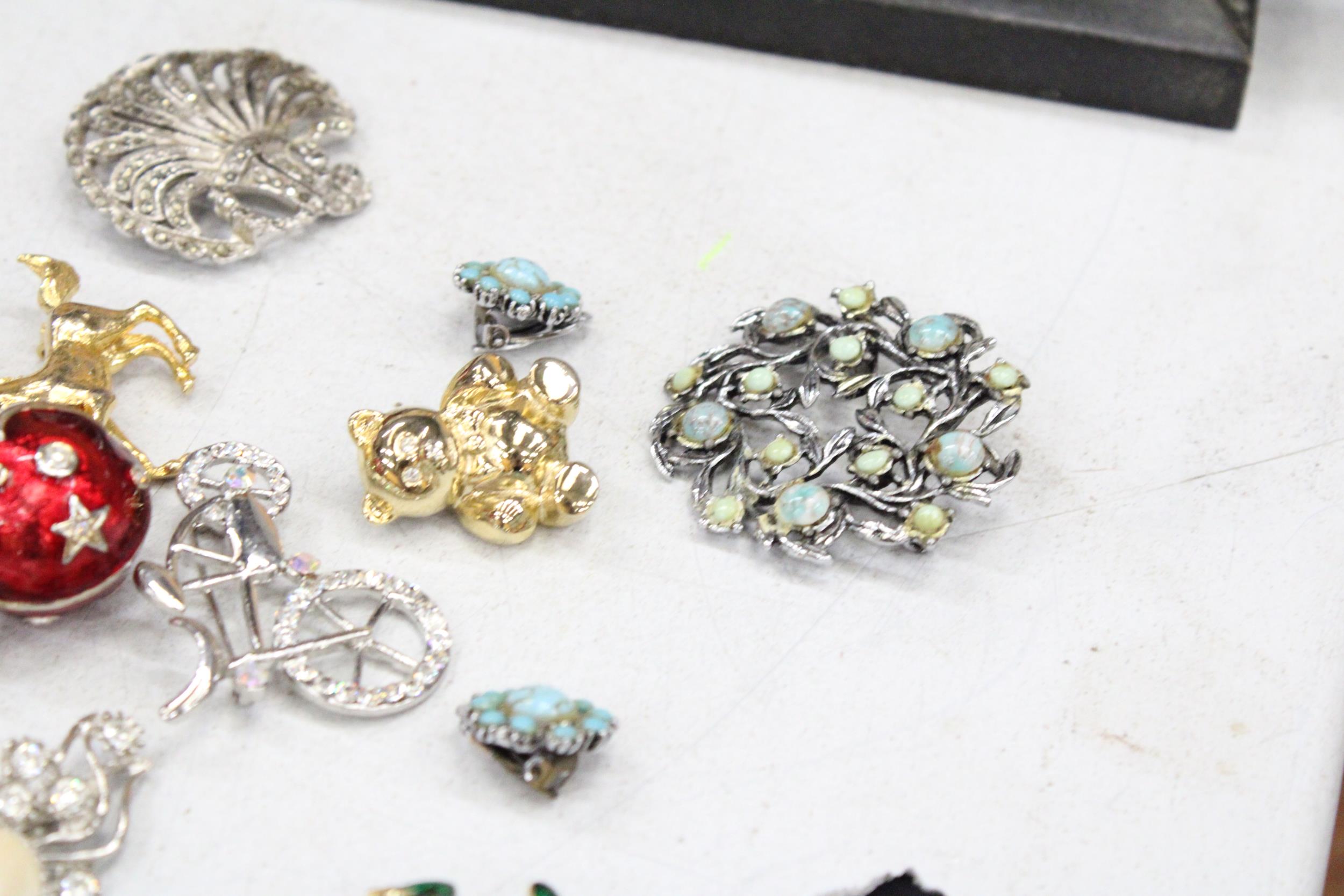 A MIXED LOT OF COSTUME JEWELLERY TO INCLUDE EIGHT BROOCHES, TWO PAIRS OF CLIP ON EARRINGS PLUS AN - Image 4 of 6