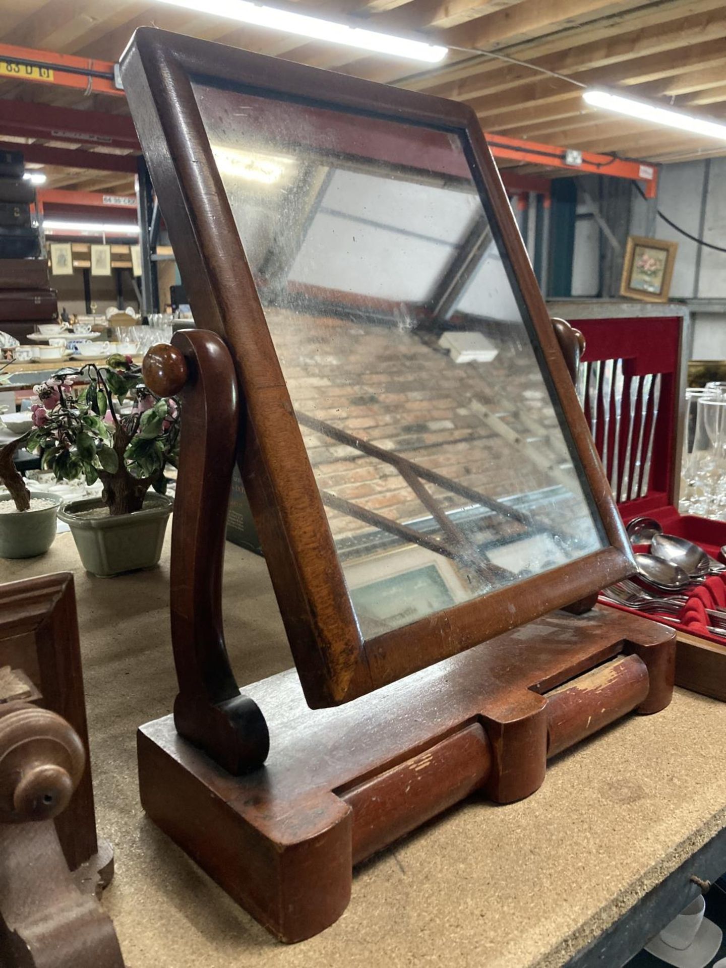 A VINTAGE WOODEN DRESSING TABLE MIRROR - Image 2 of 2