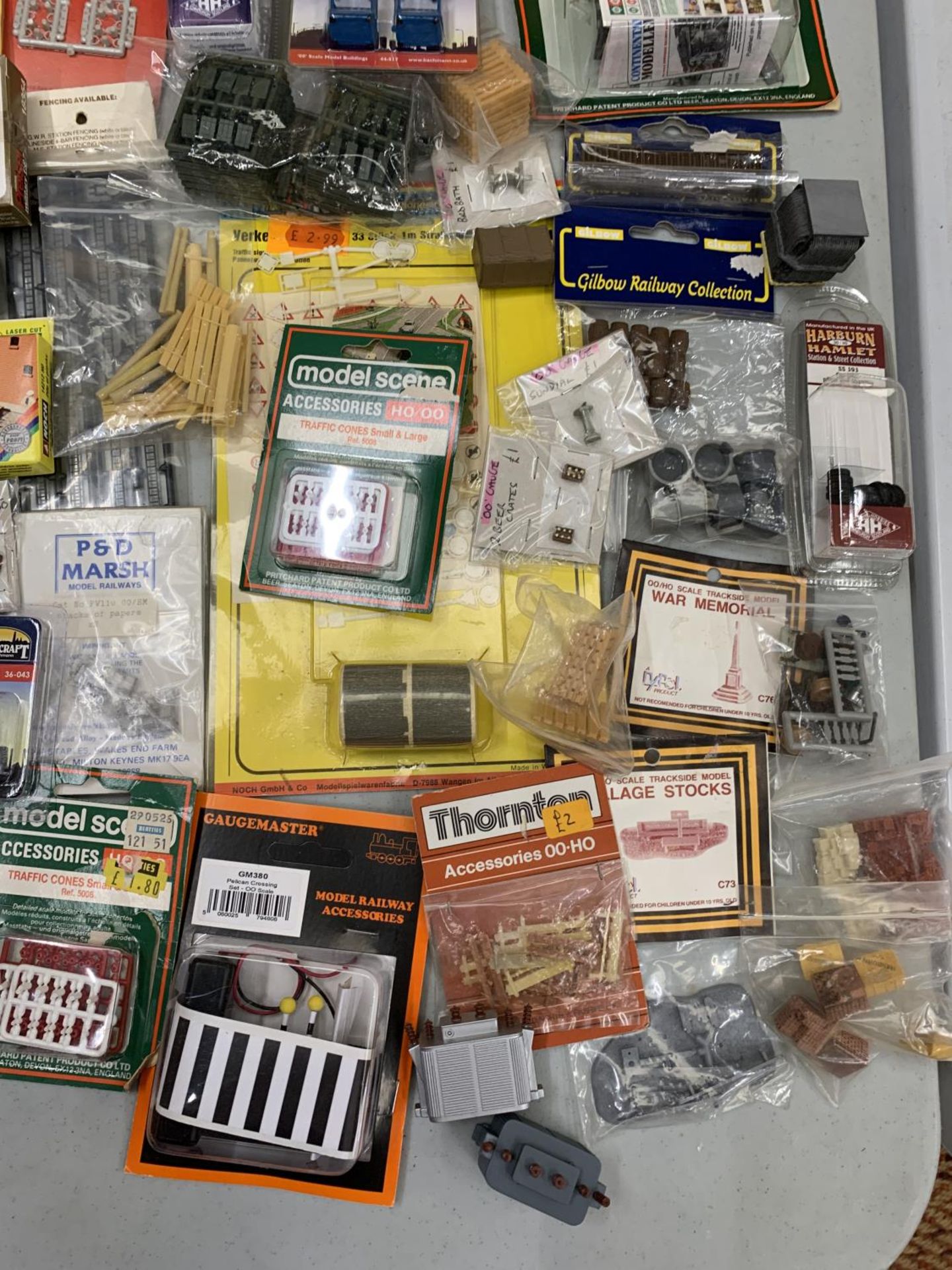 A LARGE QUANTITY OF MODEL RAILWAY OO GUAGE ACCESSORIES - Image 7 of 7