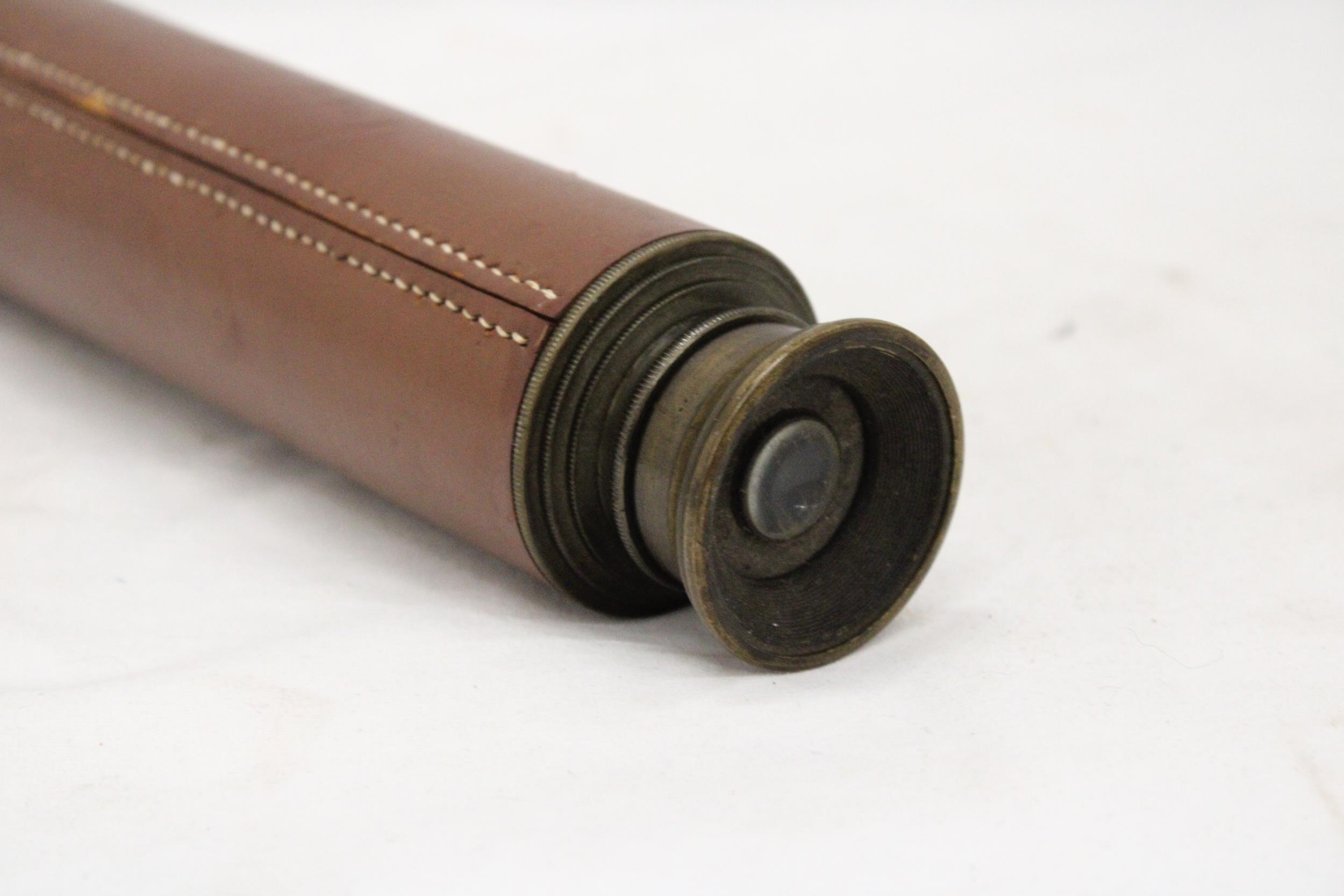 A VINTAGE LEATHER BOUND TWO DRAW TELESCOPE - Bild 3 aus 4