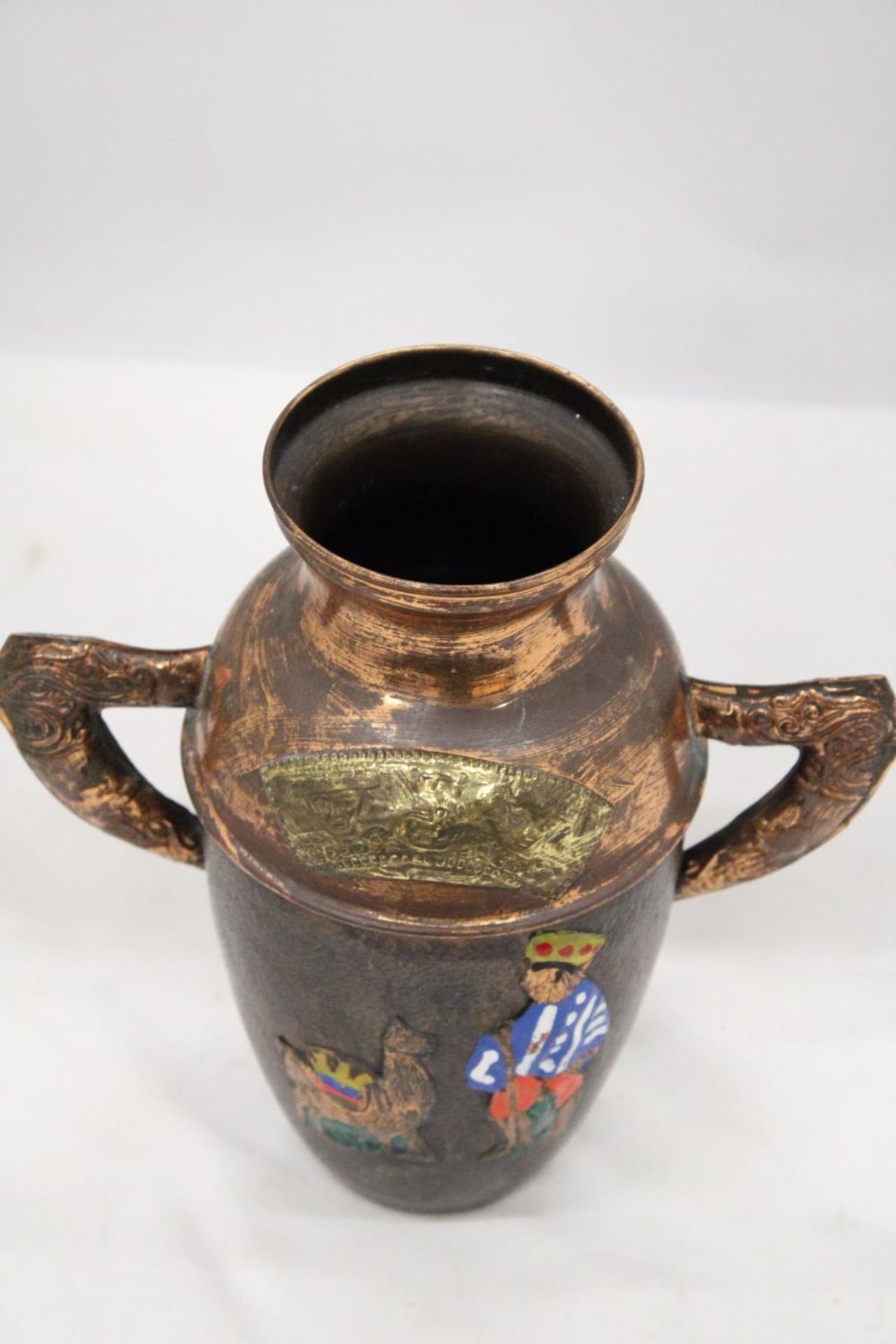 A VINTAGE COLOMBIAN MAYAN DECORATED COPPER VASE - Image 5 of 5