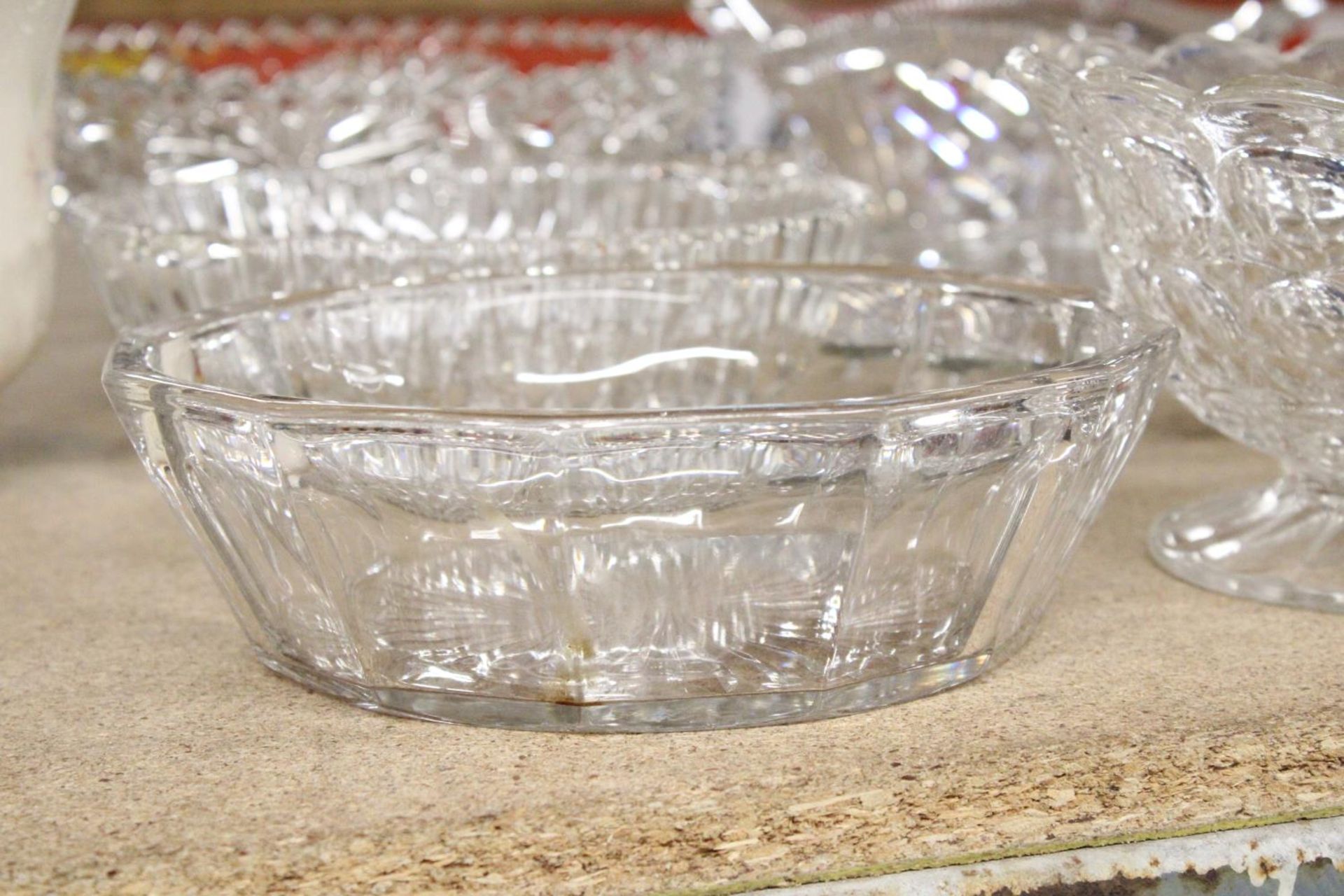 FIVE VINTAGE GLASS BOWLS AND A CAKE PLATE - Image 2 of 5