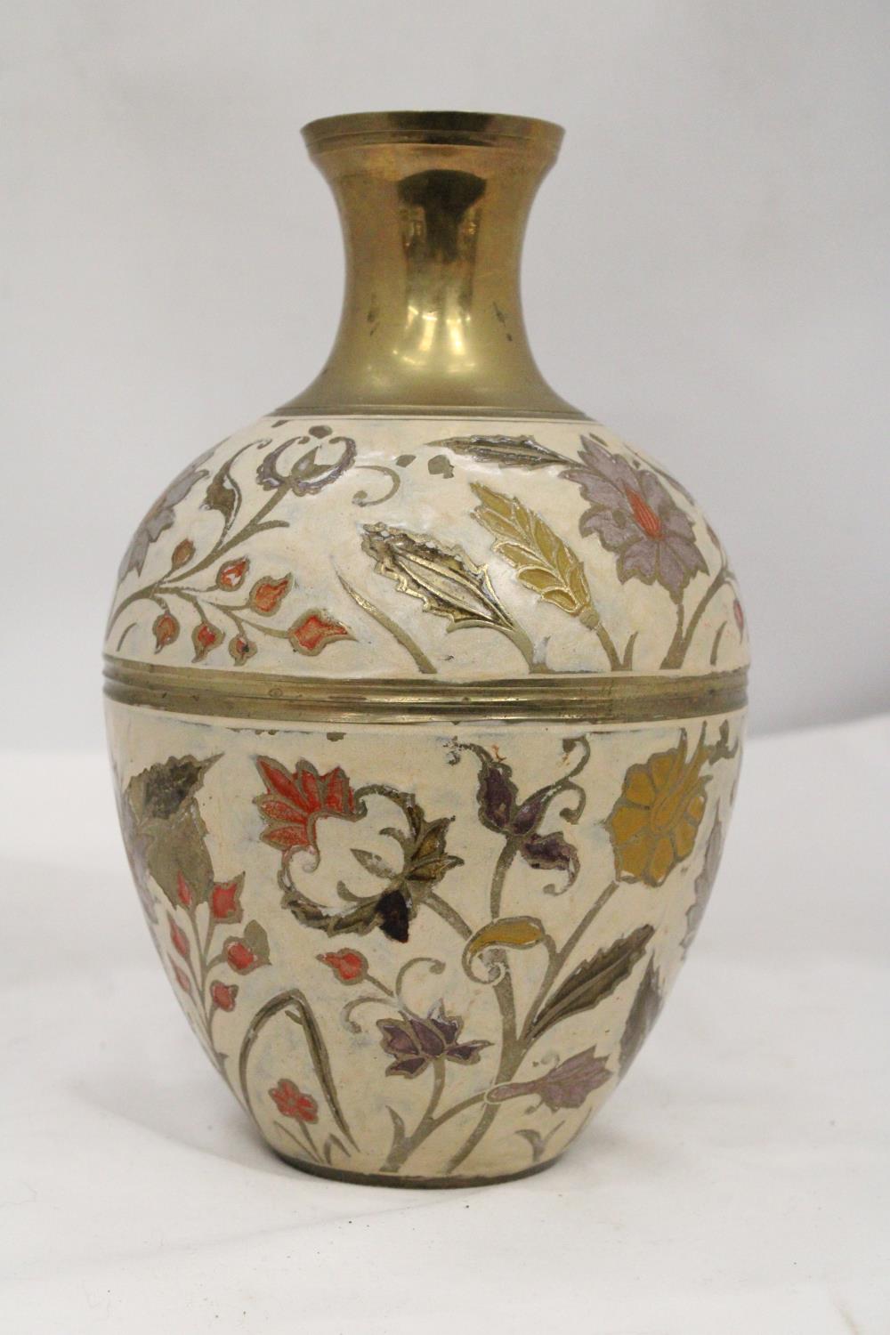 A HEAVY BRASS CLOISSONE VASE - APPROXIMATELY 24CM HIGH - Image 4 of 5