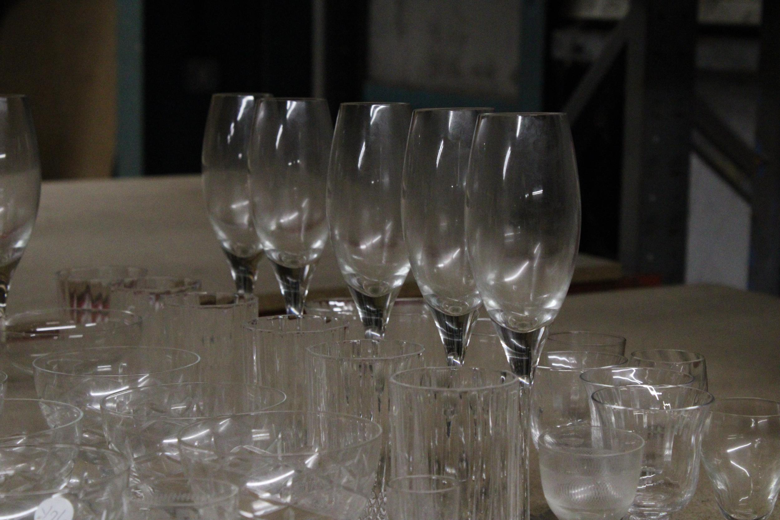 A LARGE QUANTITY OF GLASSES TO INCLUDE CHAMPAGNE FLUTES, WHISKY GLASSES, TUMBLERS, DESSERT - Image 4 of 6