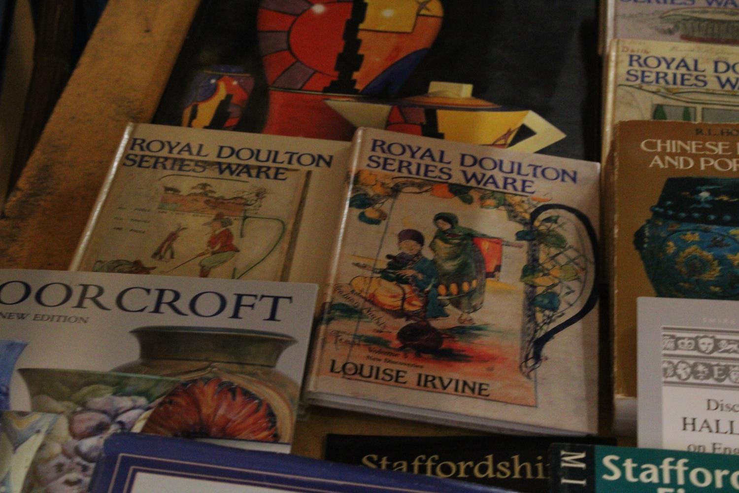 A COLLECTION OF ANTIQUE AND COLLECTABLES BOOKS, TO INCLUDE, CLARICE CLIFF, ROYAL DOULTON SERIES - Image 3 of 6