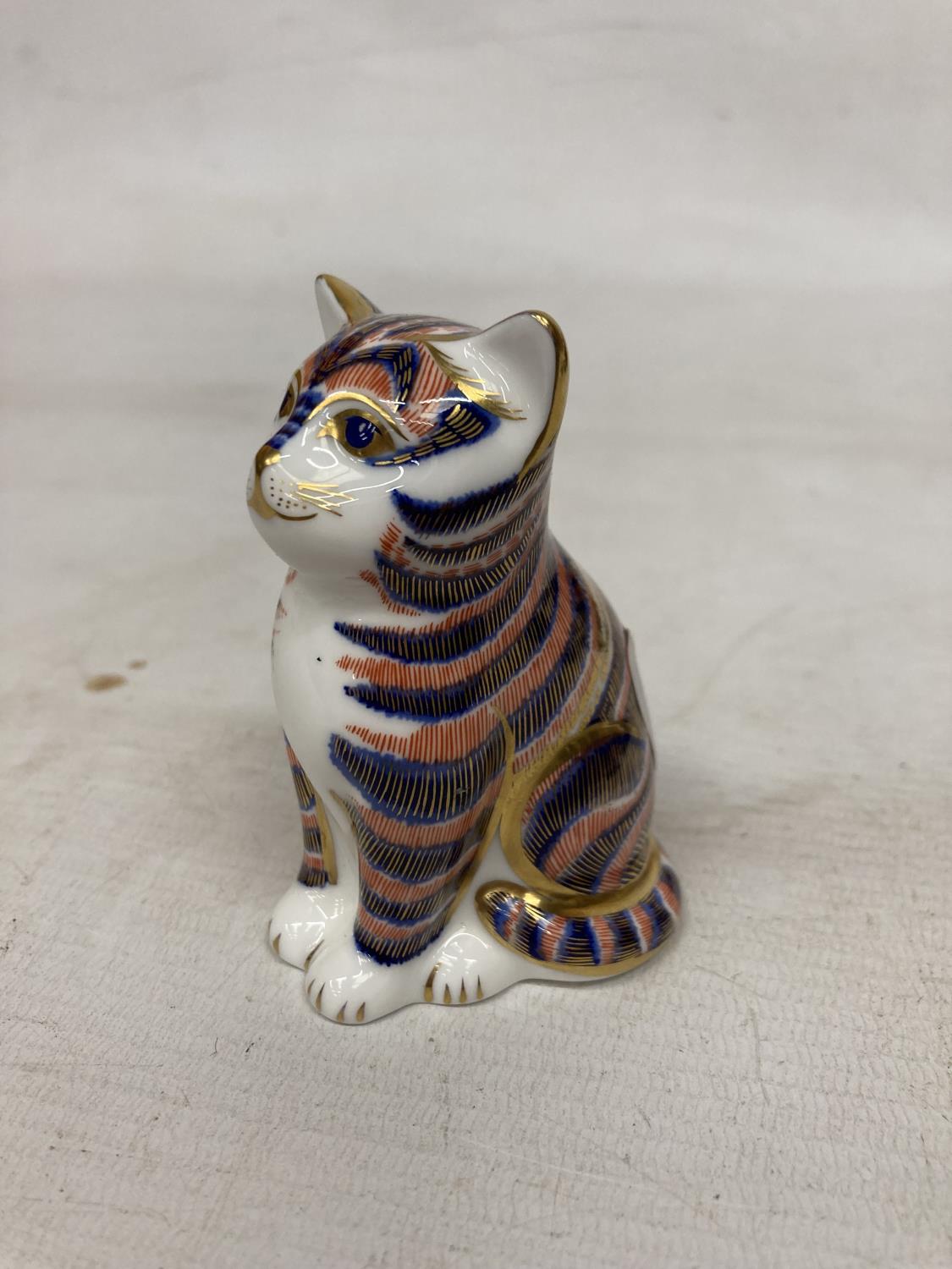 A ROYAL CROWN DERBY SITTING CAT (FIRSTS) - Image 2 of 6