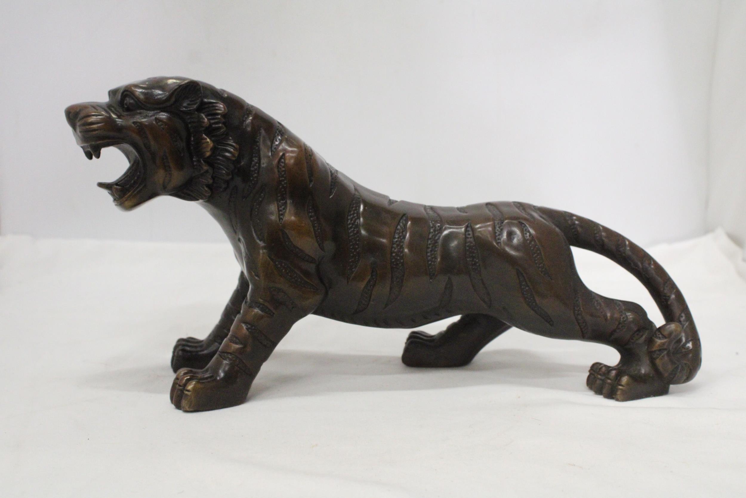 A LARGE BRONZE JAPANESE TIGER - Image 3 of 6