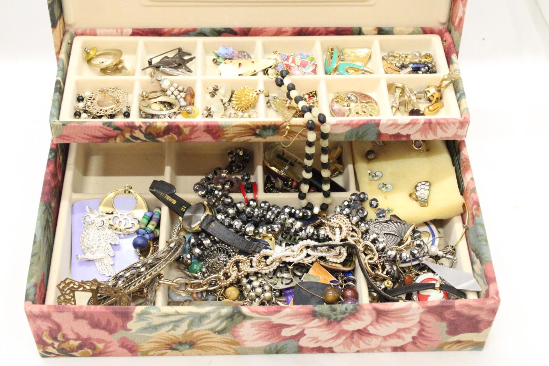 A VINTAGE JEWELLERY BOX CONTAINING VARIOUS COSTUME JEWELLERY INCLUDING EARRINGS, BROOCHS, - Image 3 of 6