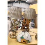 A PAIR OF BRASS TABLE LAMPS WITH SHADES PLUS A TIFFANY STYLE LIGHT SHADE