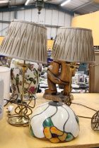 A PAIR OF BRASS TABLE LAMPS WITH SHADES PLUS A TIFFANY STYLE LIGHT SHADE