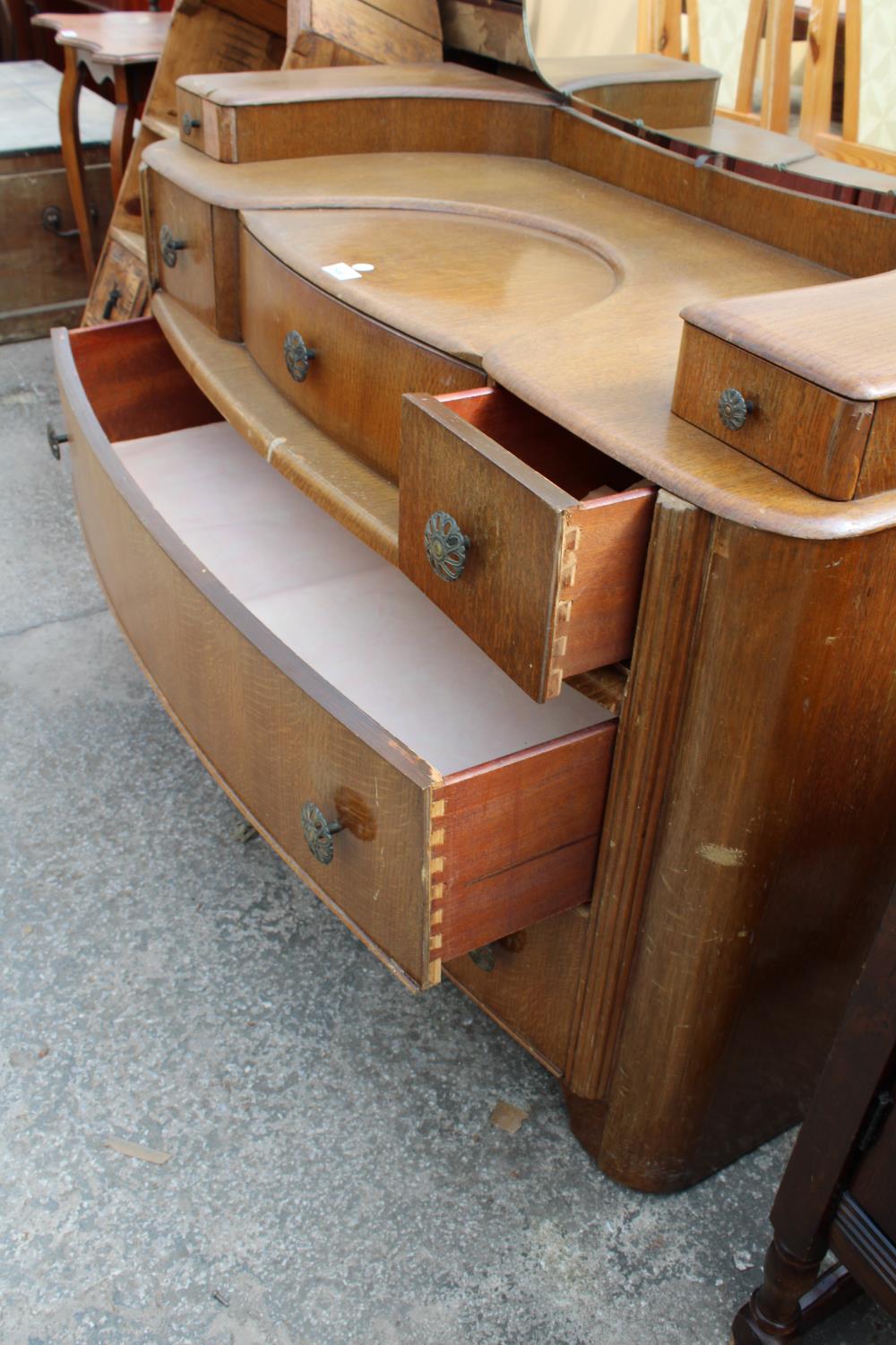 A MID 20TH CENTURY OAK DRESSING CHEST - Image 3 of 3