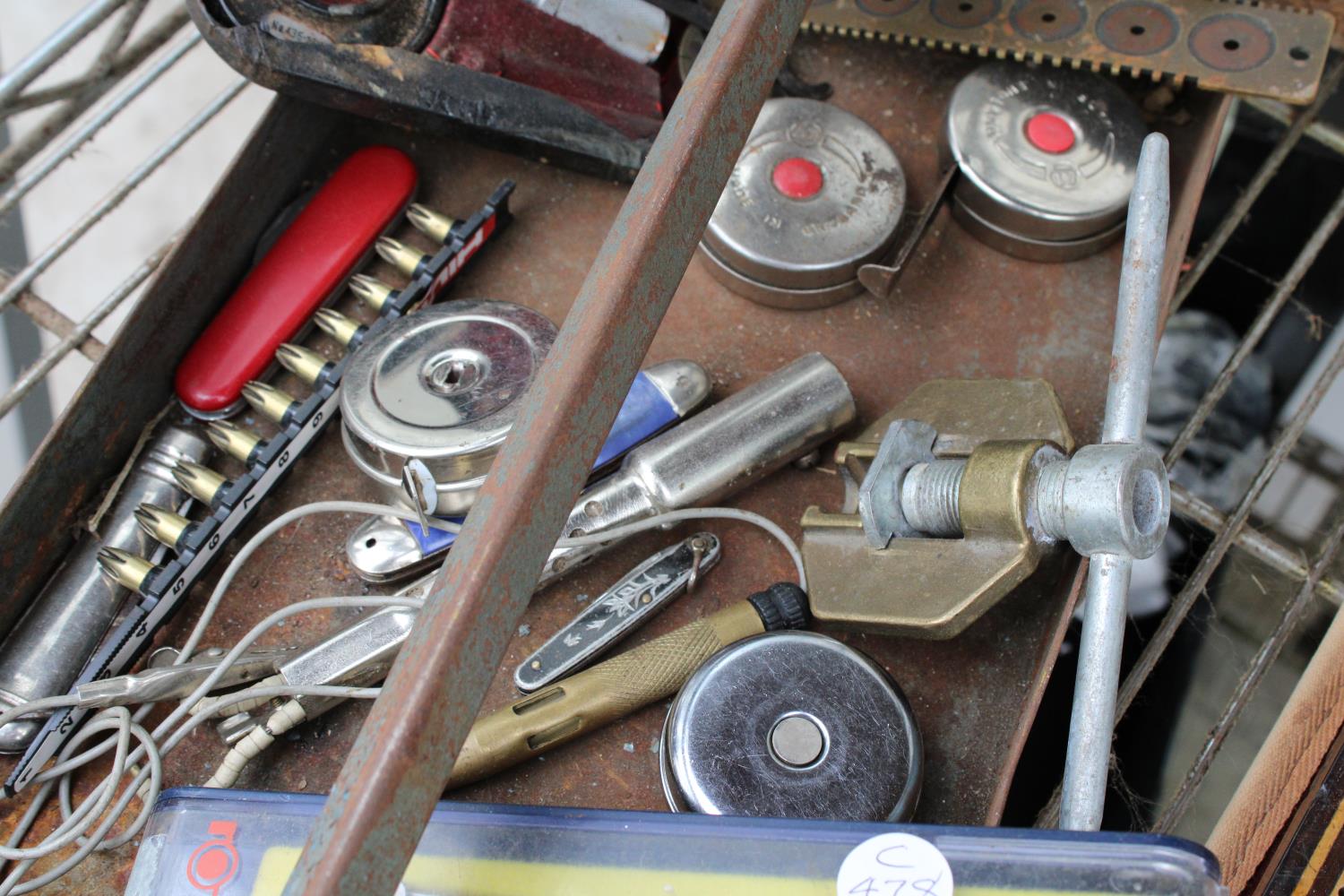 AN ASSORTMENT OF TOOLS TO INCLUDE PEN KNIVES, MICROMETERS AND TAPE MEASURES ETC - Image 5 of 7