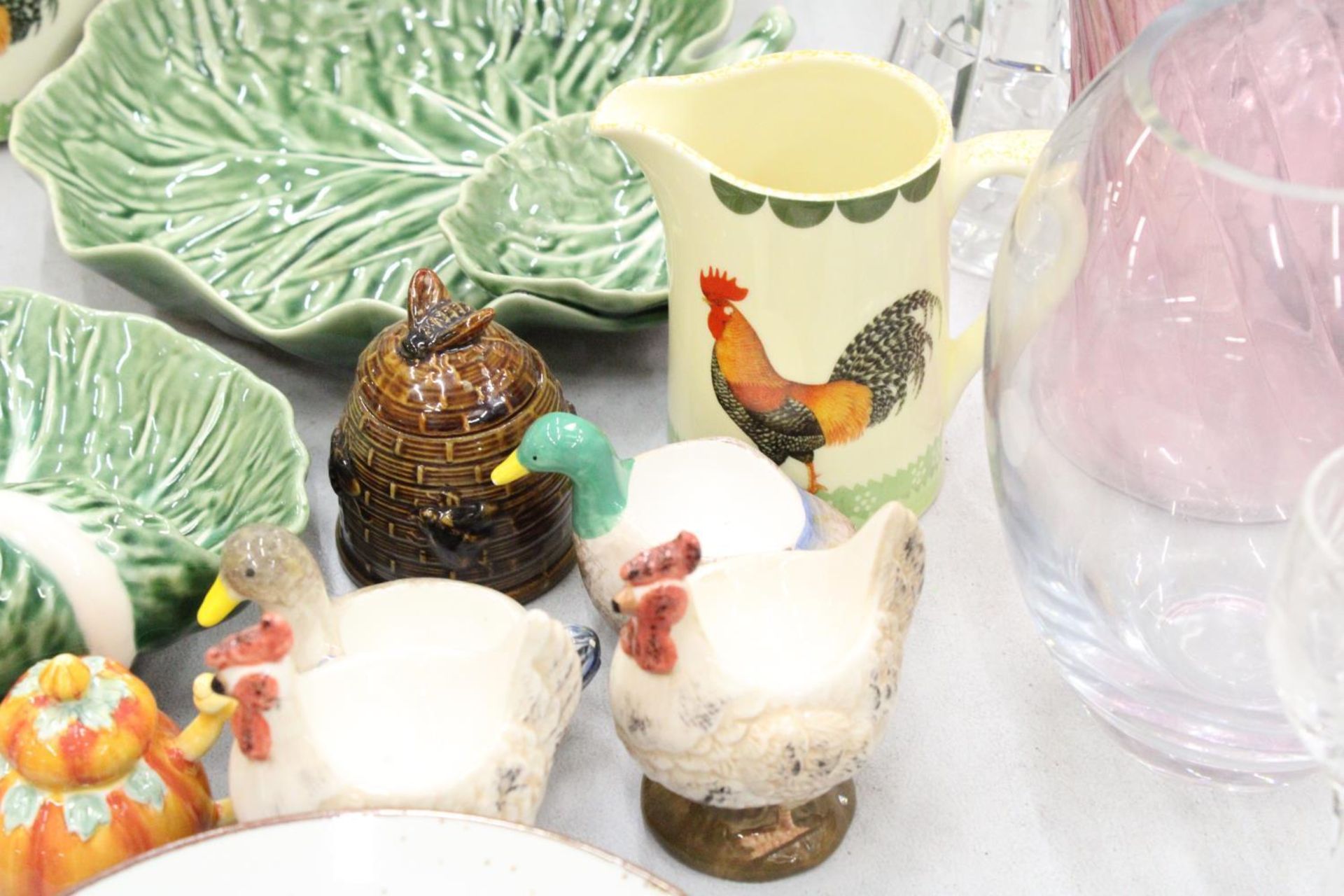 A QUANTITY OF CERAMIC ITEMS TO INCLUDE LEAF BOWLS, A COCKEREL TEAPOT AND MILK JUG, HEN AND DUCK - Image 3 of 6