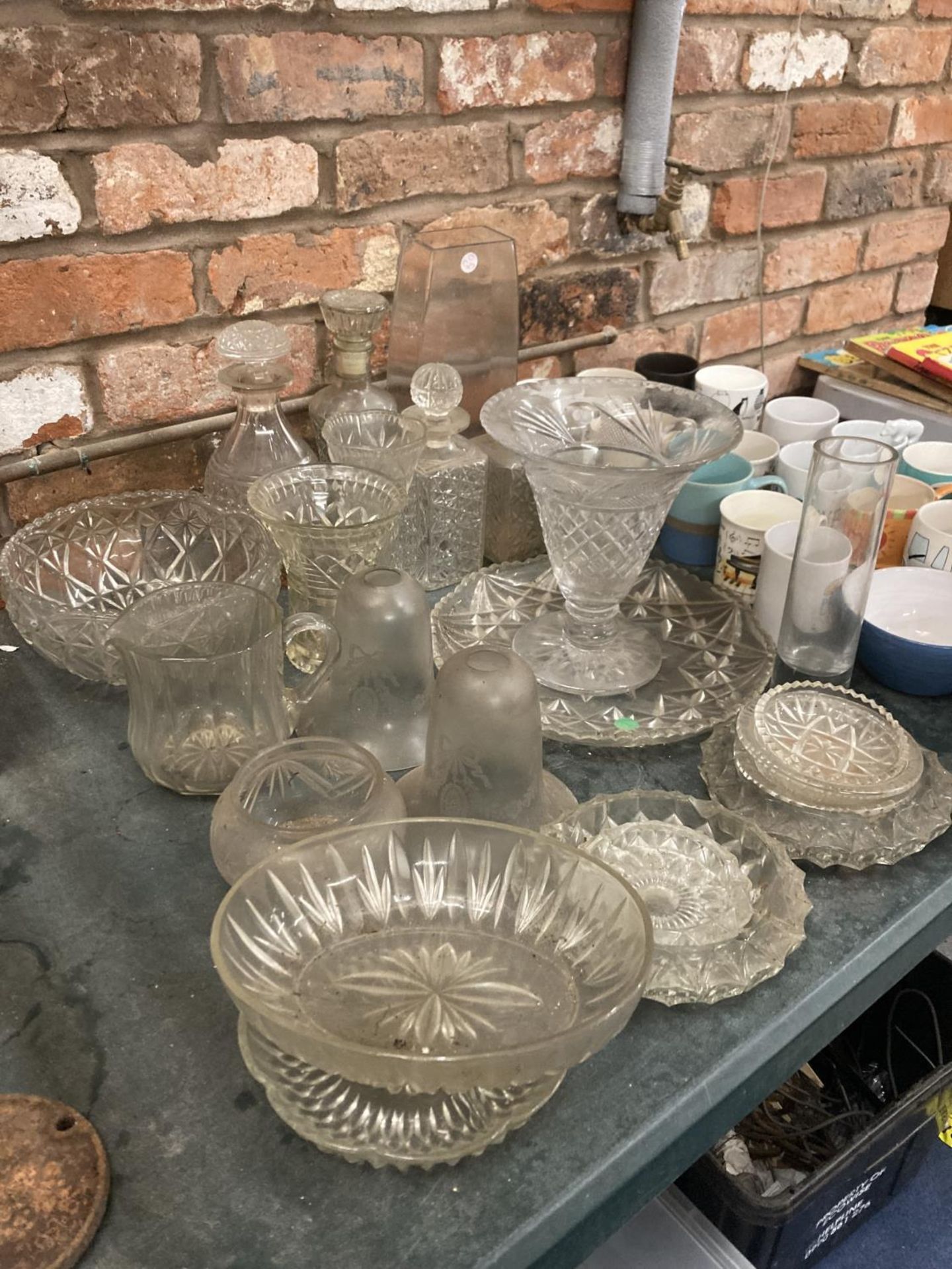 A LARGE QUANTITY OF VINTAGE GLASSWARE TO INCLUDE DECANTERS, VASES, BOWLS, LAMP SHADES, ETC - Image 2 of 4