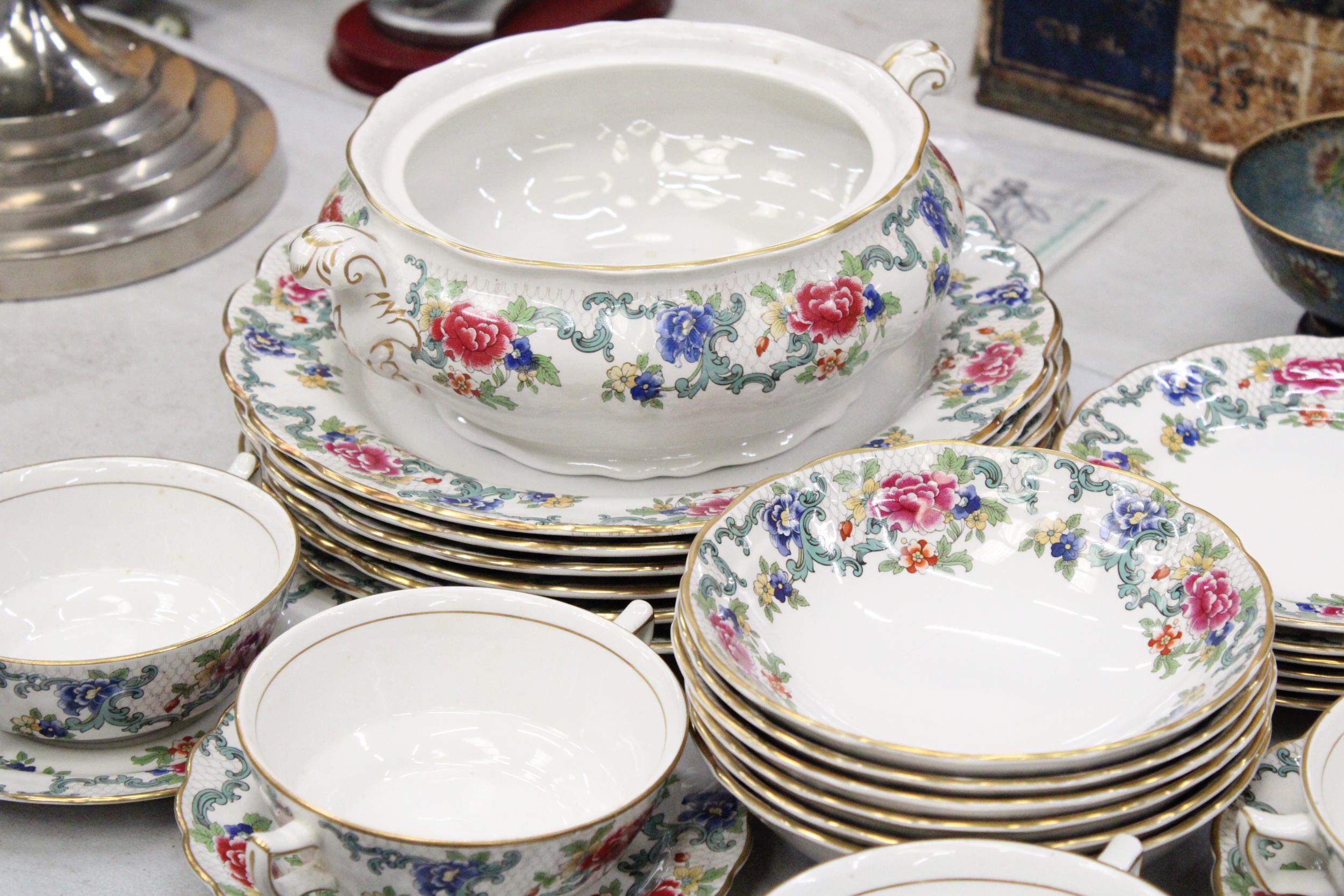 A FLORADORA BOOTHS DINNER SERVICE TO INCLUDE SOUP BOWLS, PLATES, TUREENS ETC - Image 2 of 5