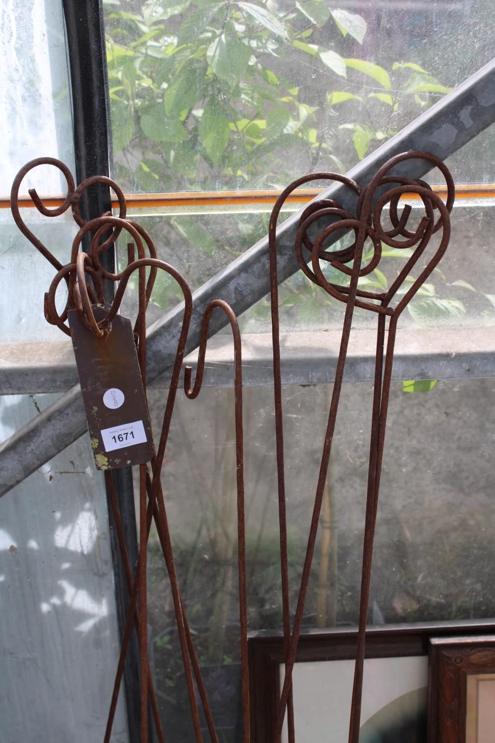 AN ASSORTMENT OF STEEL LANTERN HANGING POSTS - Bild 2 aus 2