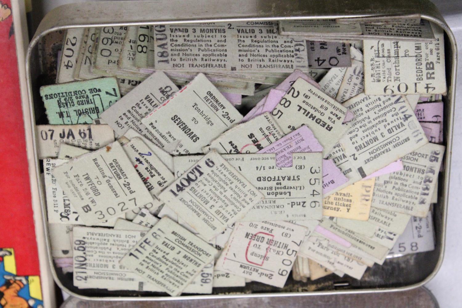 A MIXED LOT OF COLLECTABLES TO INCLUDE A QUANTITY OF VINTAGE TRAIN TICKETS IN A VINTAGE ROYAL - Image 2 of 4