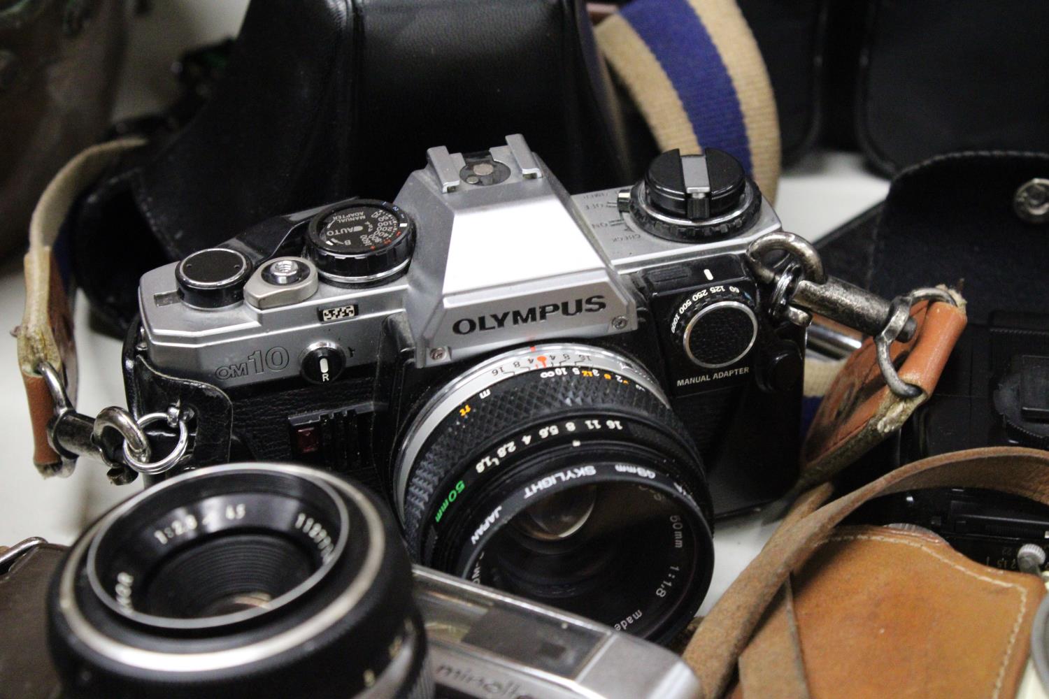 A QUANTITY OF VINTAGE CAMERAS AND ACCESSORIES TO INCLUDE HALINA, ADVOCATE, OLYMPUS ETC - Image 2 of 5