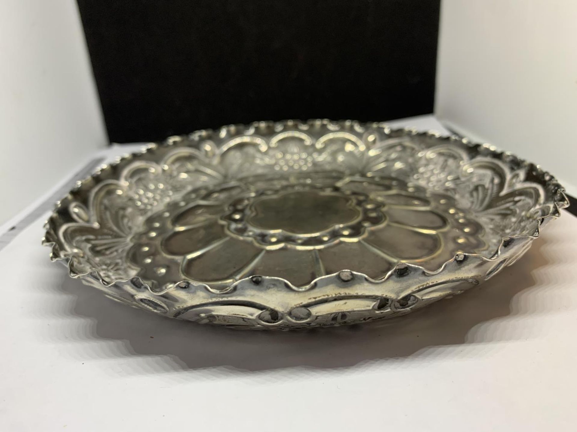 A DECORATIVE HALLMARKED LONDON SILVER FLUTED TRAY GROSS WEIGHT 147 GRAMS - Image 3 of 5