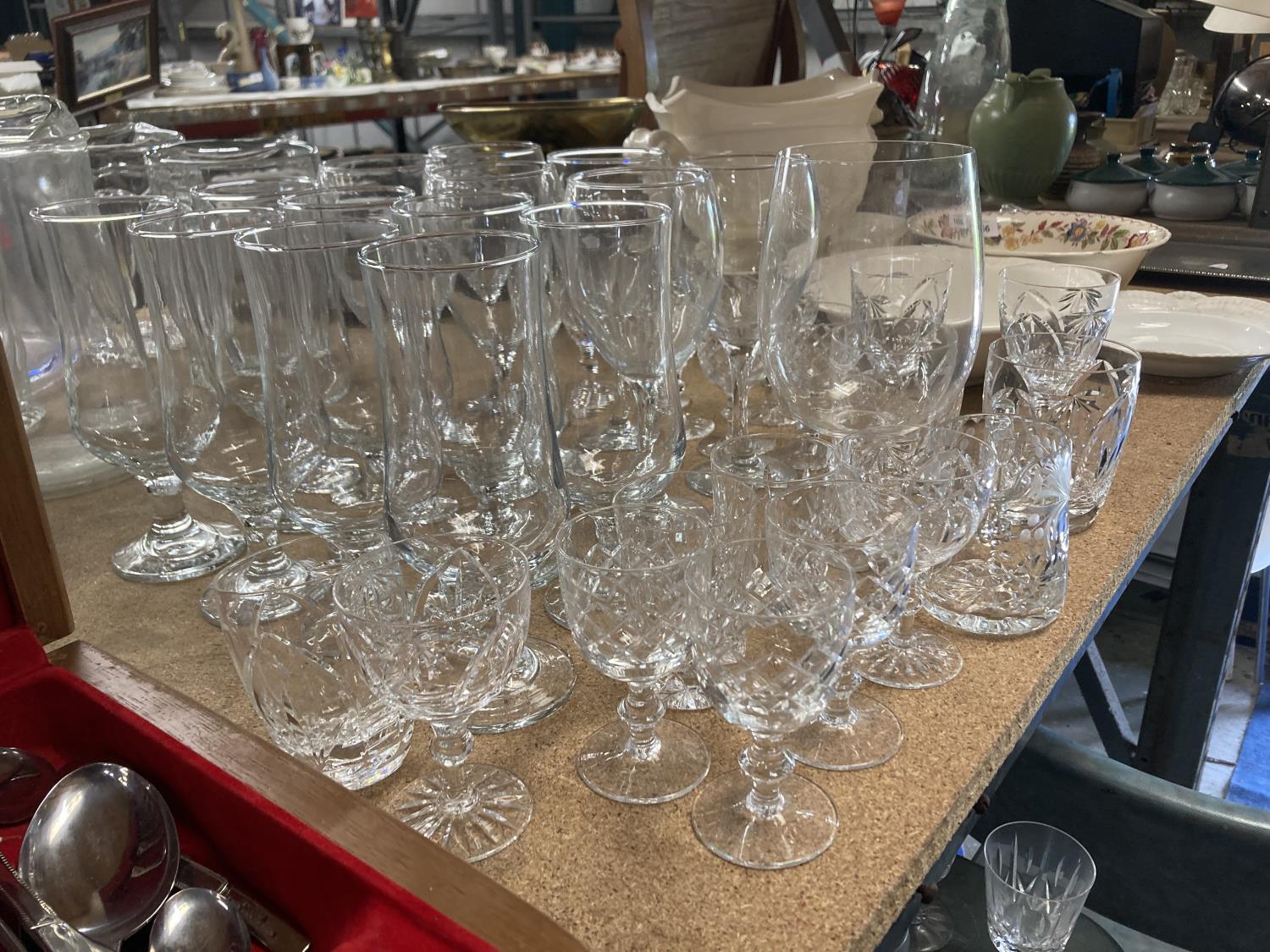 A QUANTITY OF GLASSES TO INCLUDE WINE, SHERRY, TUMBLERS, ETC - Image 3 of 4