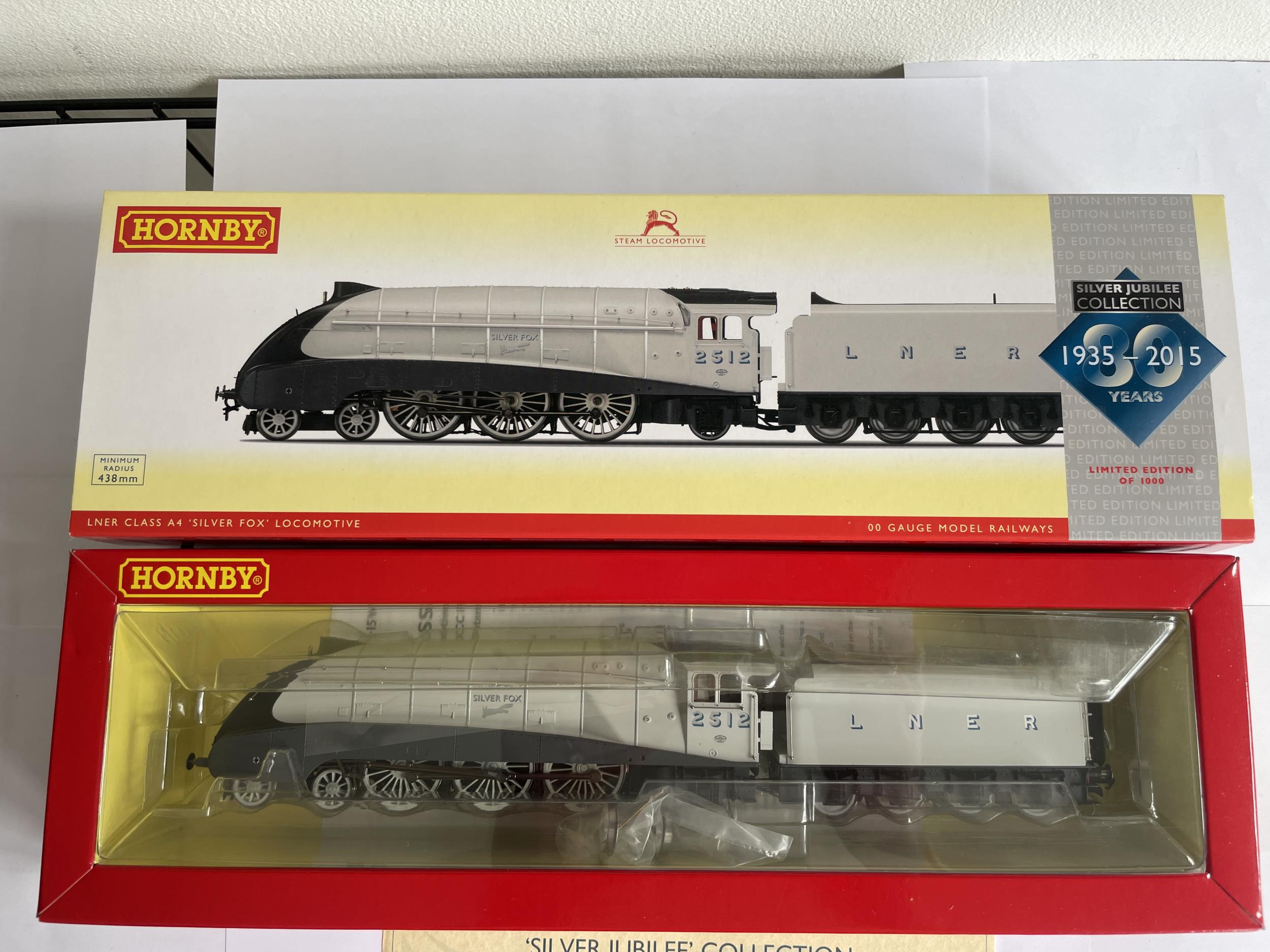 A BOXED HORNBY 00 GAUGE LIMITED EDITION OF 1000 SILVER JUBILEE COLLECTION LNER CLASS A4 SILVER FOX - Bild 2 aus 4