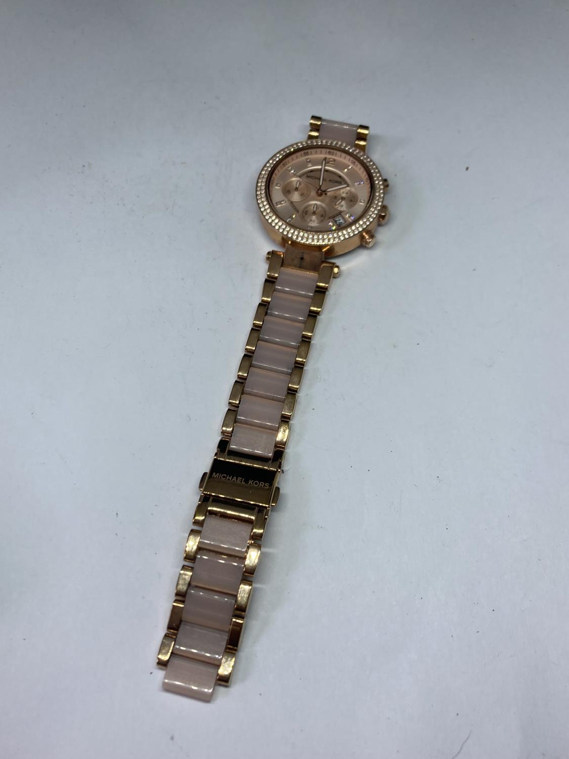 A MICHAEL KORS WRIST WATCH IN ROSE GOLD WITH PRESENTATION BOX (NEEDS BATTERY AND STRAP) - Image 4 of 4