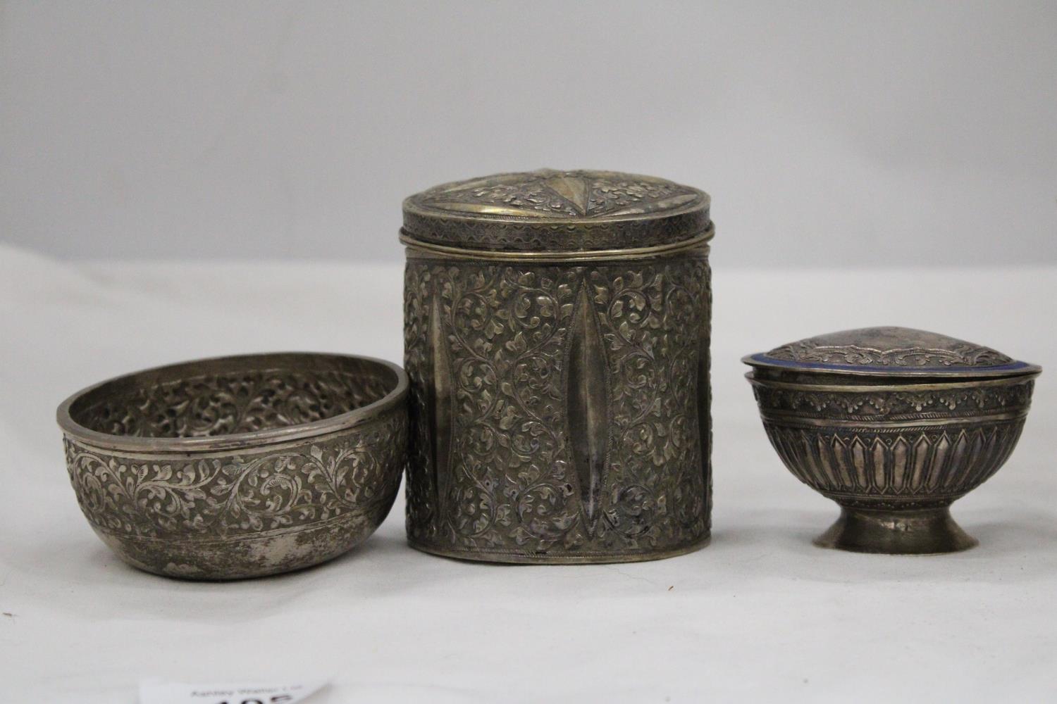 A MIXED LOT OF INDIAN SILVER TO INCLUDE TWO TRINKET BOXES, POSY BOWL ETC - Image 5 of 6
