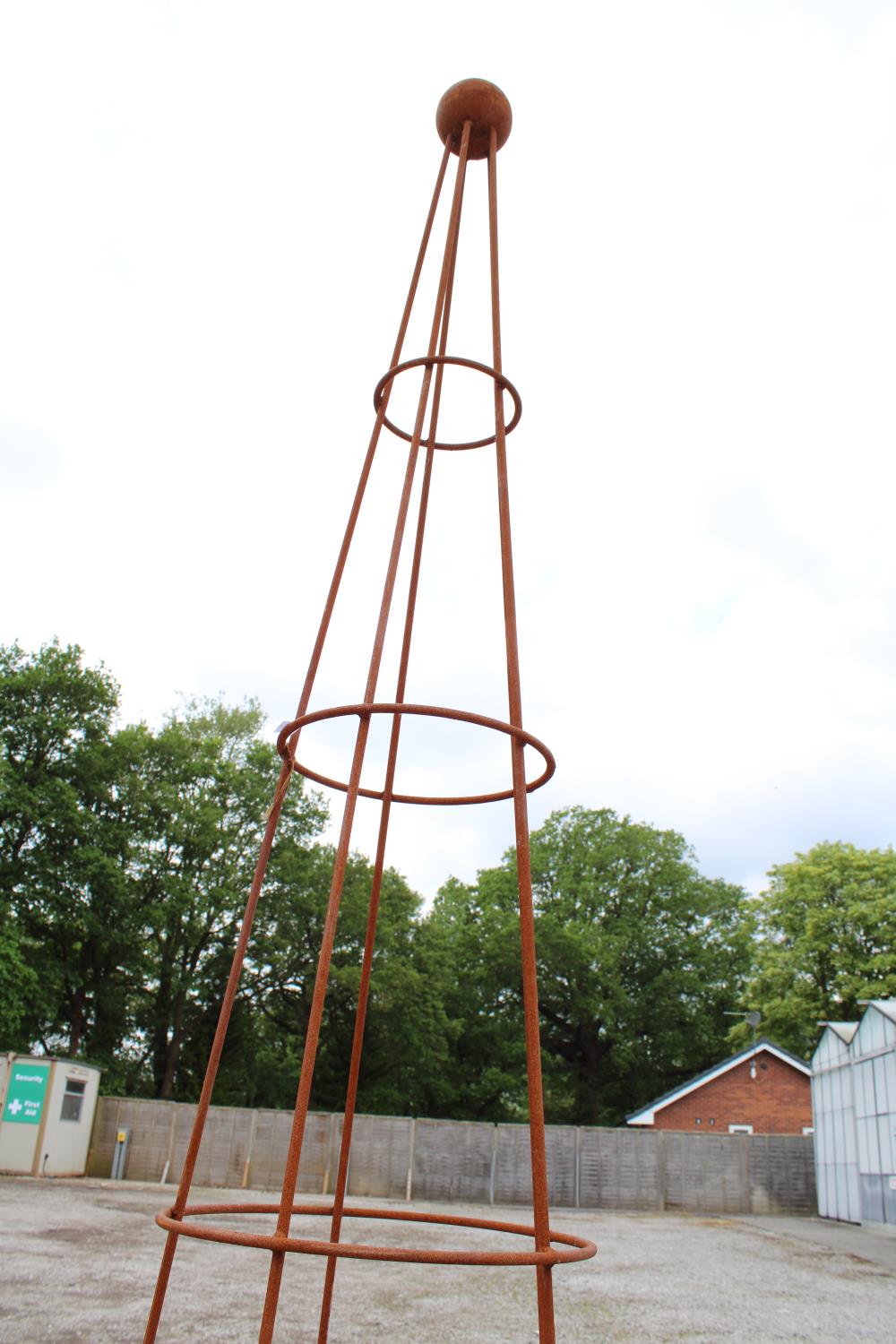 A TALL ROUND STEEL GARDEN OBELISK (H:238CM) - Image 3 of 4