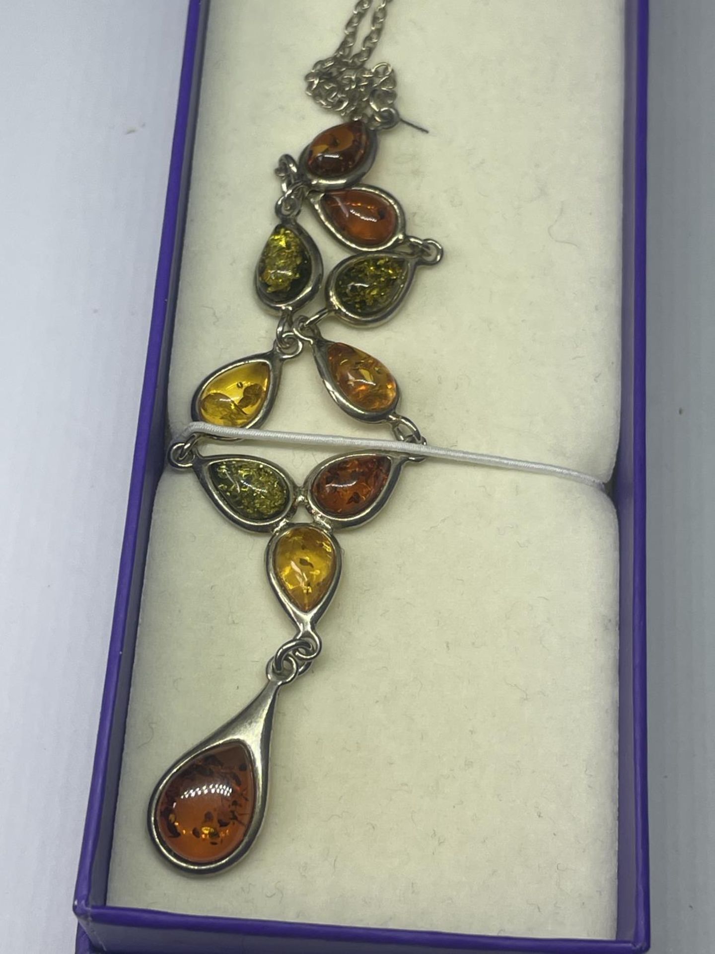 A SILVER AND AMBER NECKLACE AND BROOCH IN A PRESENTATION BOX - Image 3 of 3