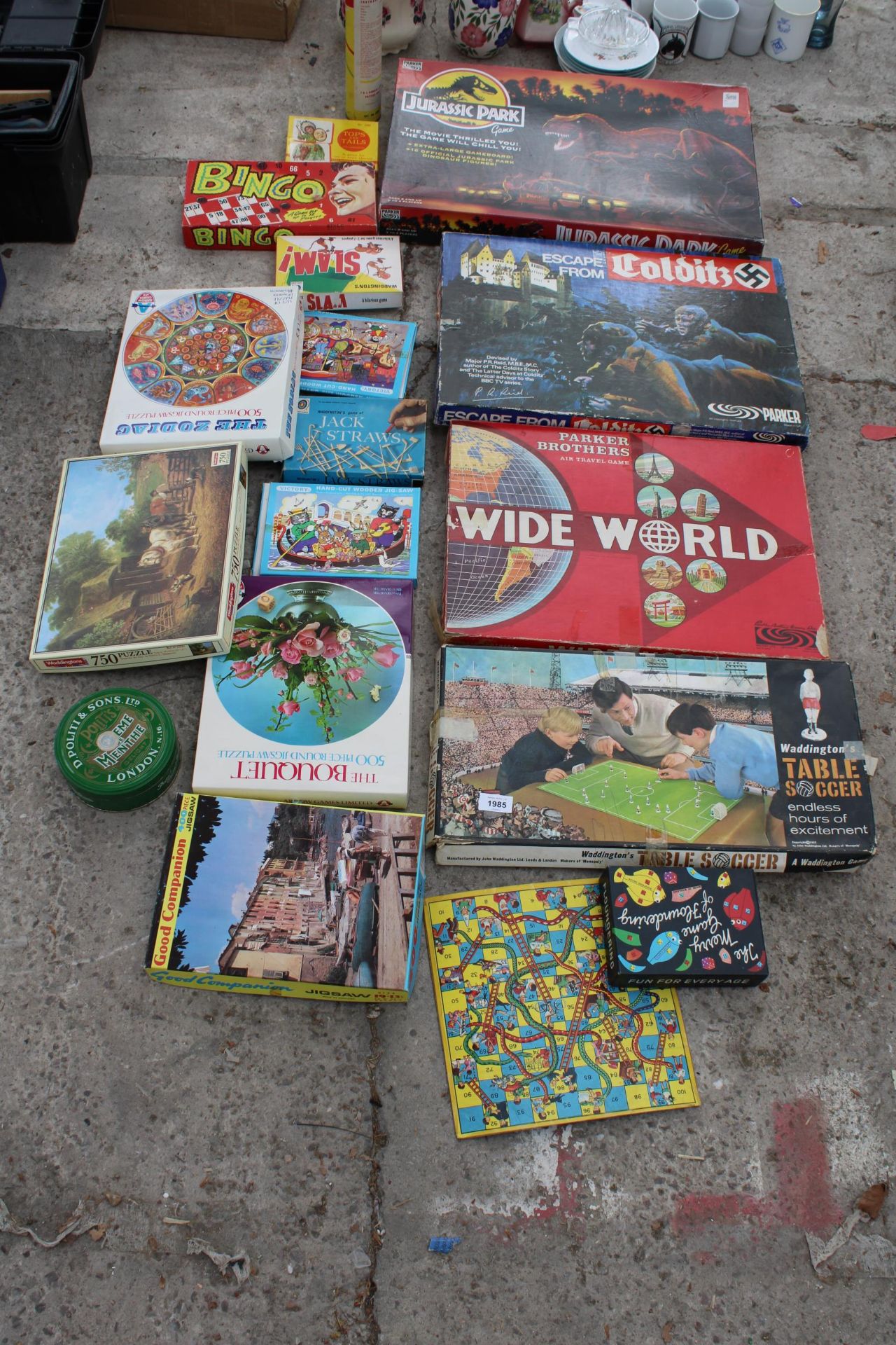 AN ASSORTMENT OF VINTAGE AND RETRO BOARD GAMES