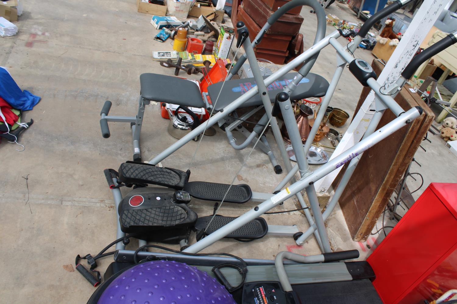 A LARGE QUANTITY OF HOME GYM EQUIPMENT TO INCLUDE A BENCH PRESS, ROWING MACHINE, AND CROSS TRAINER - Image 7 of 7